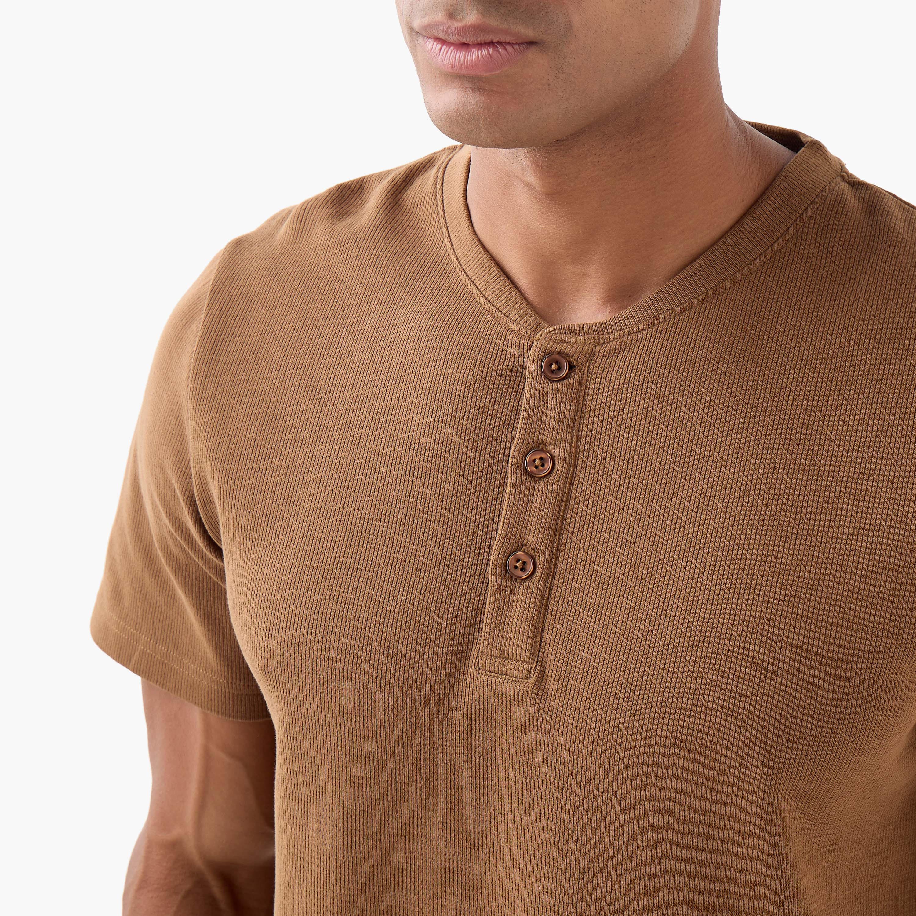 طقم تيشيرت بياقة هينلي وبنطلون بيجاما مخطط-men-clothing-nightwear-sets-image-5
