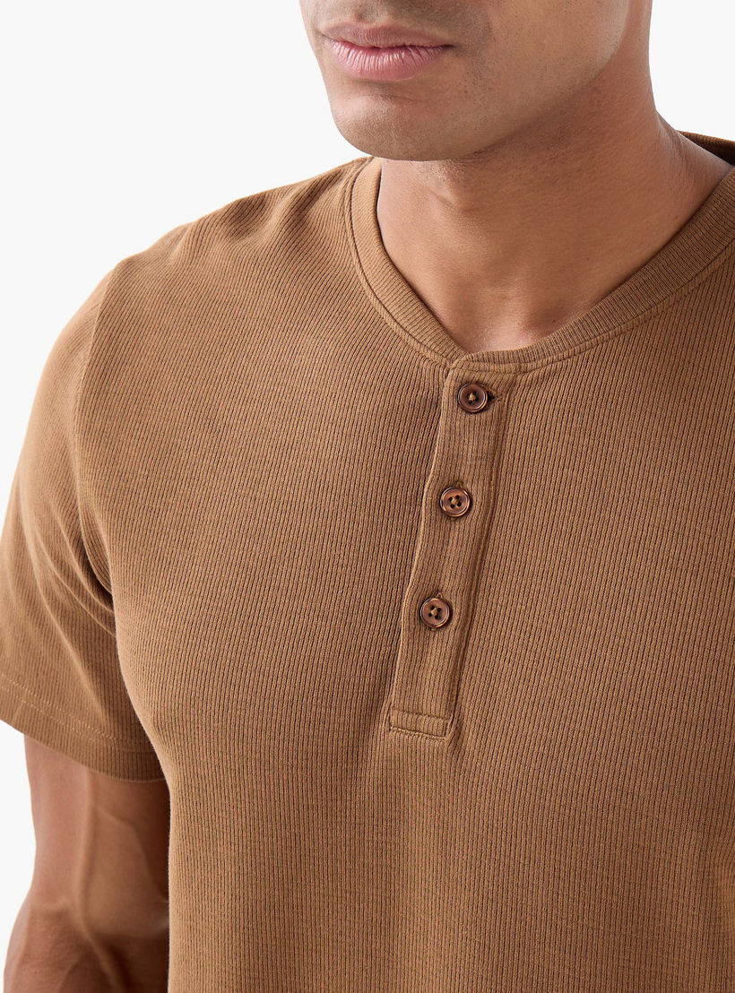 طقم تيشيرت بياقة هينلي وبنطلون بيجاما مخطط-men-clothing-nightwear-sets-image-5