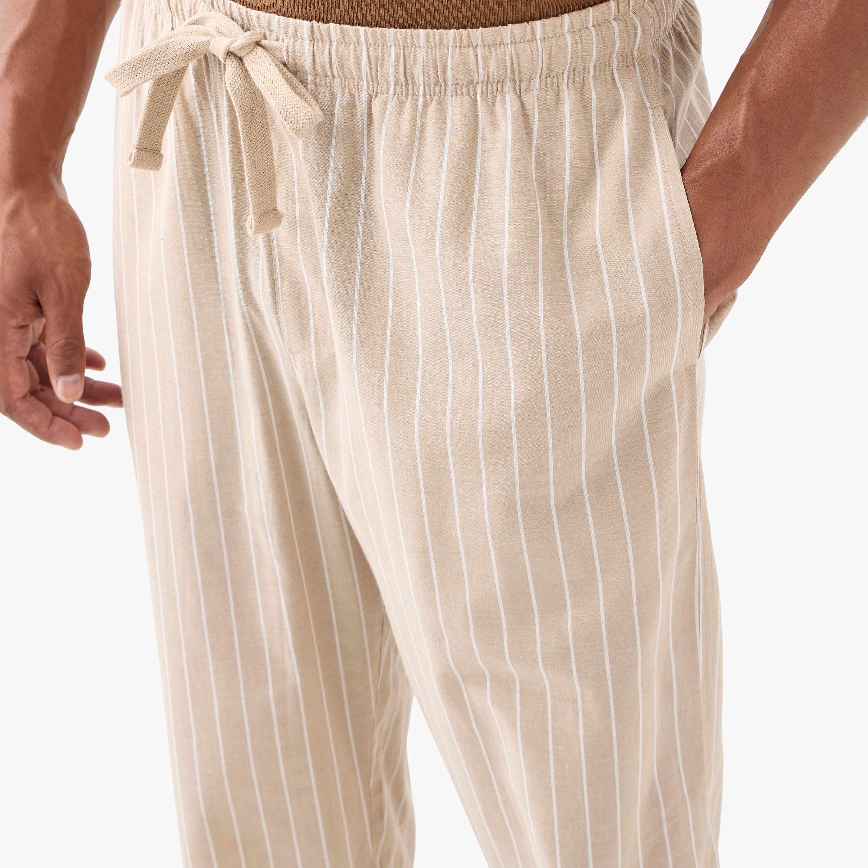 طقم تيشيرت بياقة هينلي وبنطلون بيجاما مخطط-men-clothing-nightwear-sets-image-6