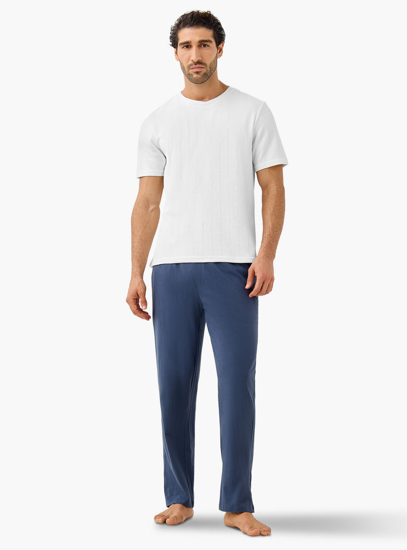 طقم بنطلون بيجاما وتيشيرت مضلع بياقة ضيقة-men-clothing-nightwear-sets-image-1