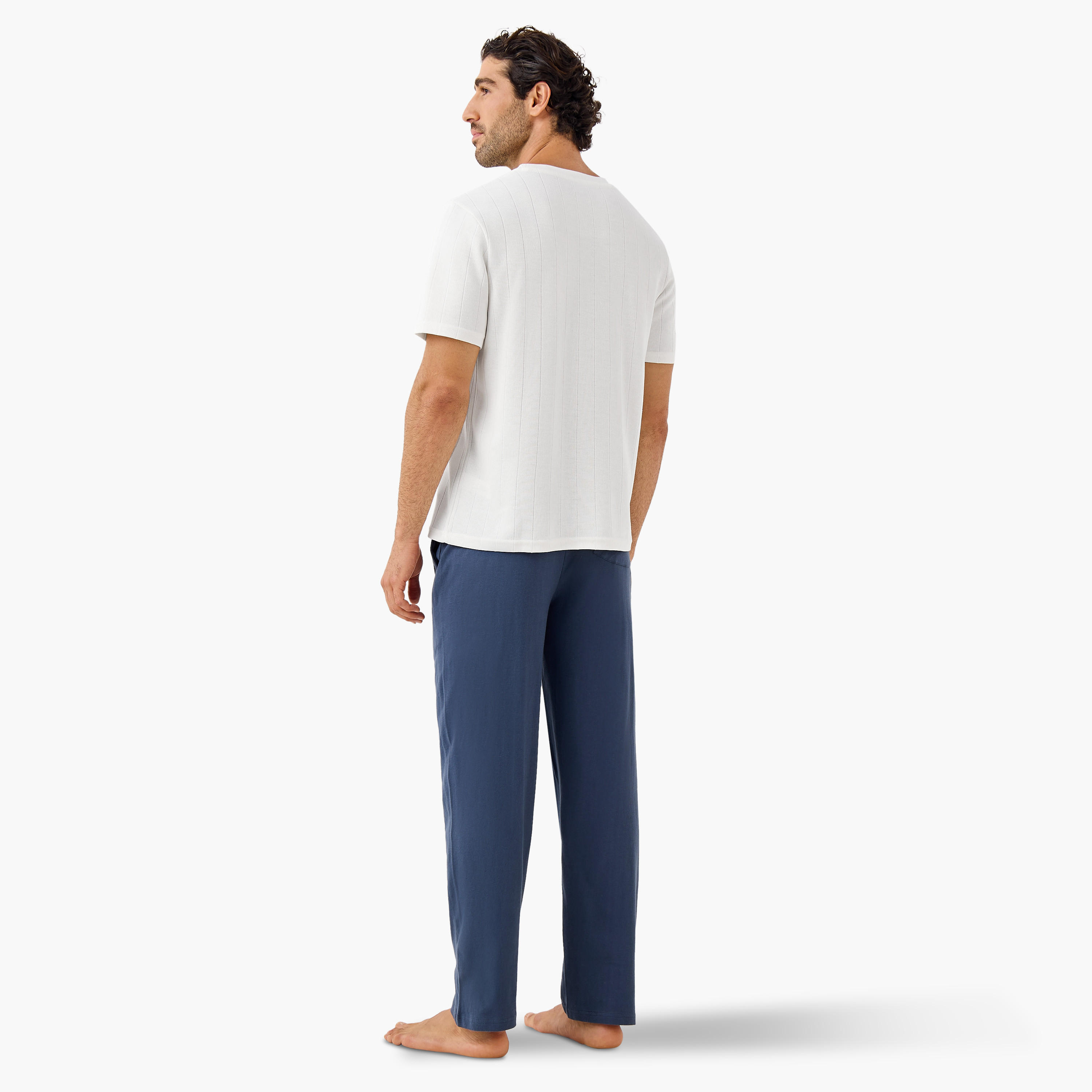 طقم بنطلون بيجاما وتيشيرت مضلع بياقة ضيقة-men-clothing-nightwear-sets-image-3