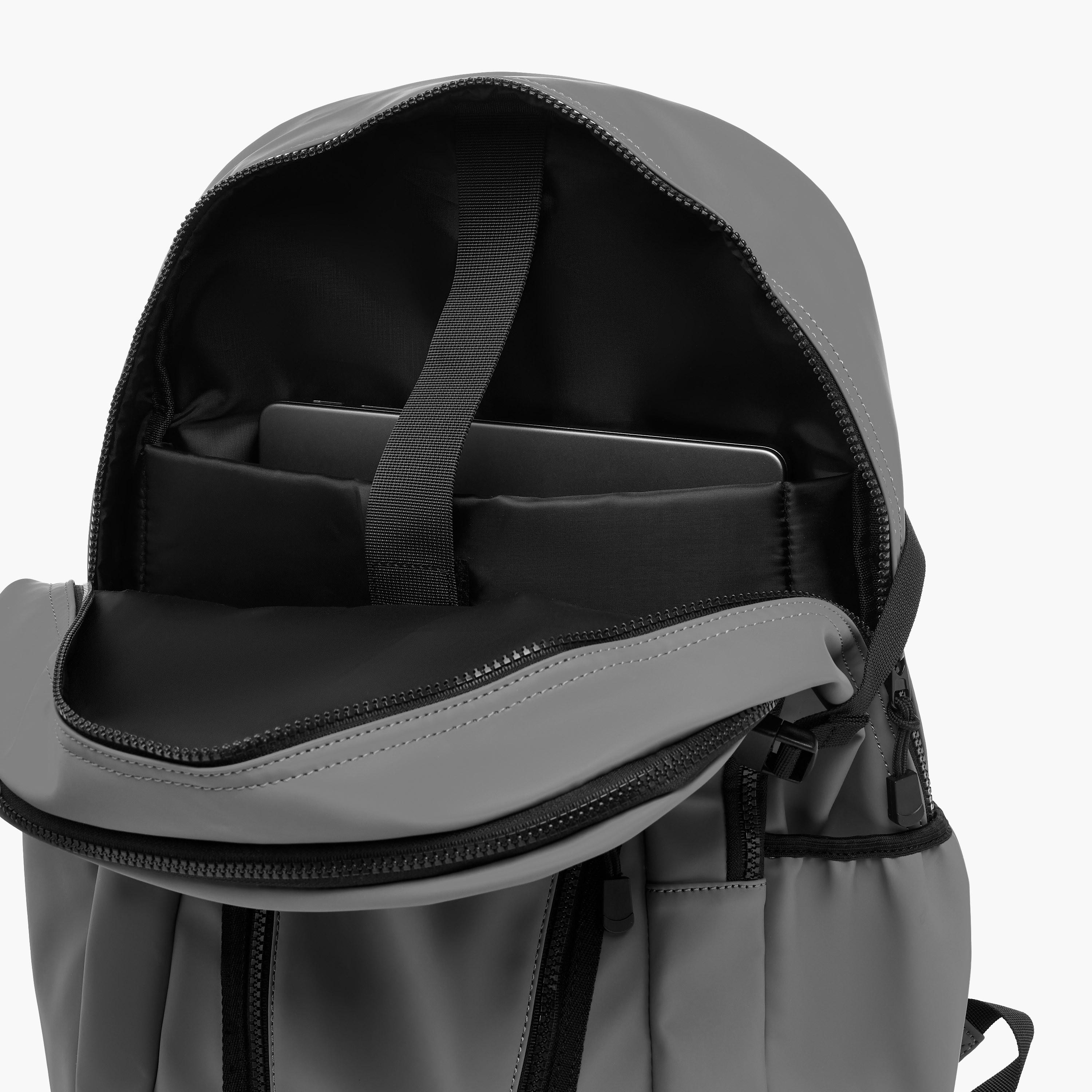 شنظة ظهر بأحزمة قابلة للتعديل-men-bags-image-1