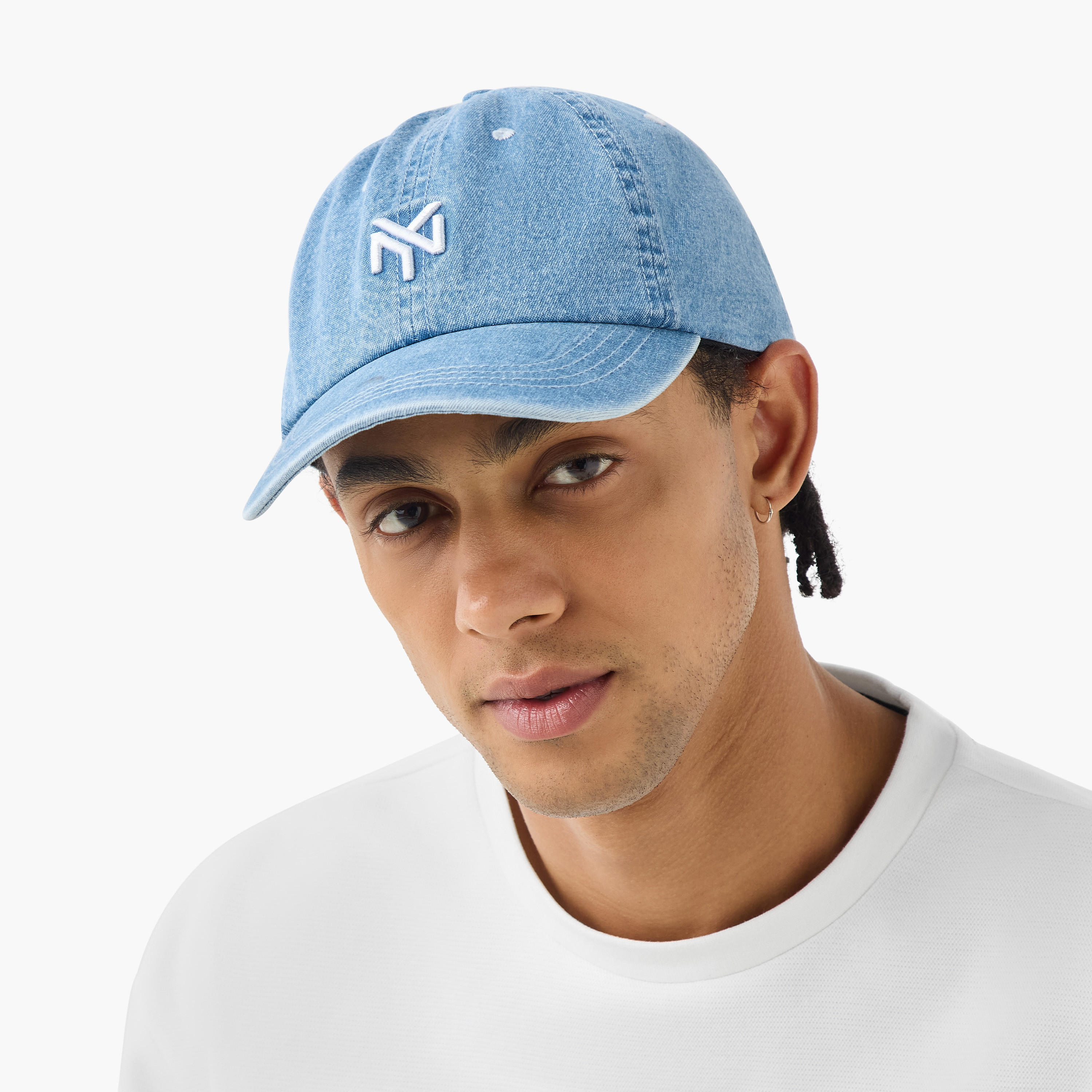 كاب دينم مطرز بحزام بإبزيم إغلاق-men-caps-image-2