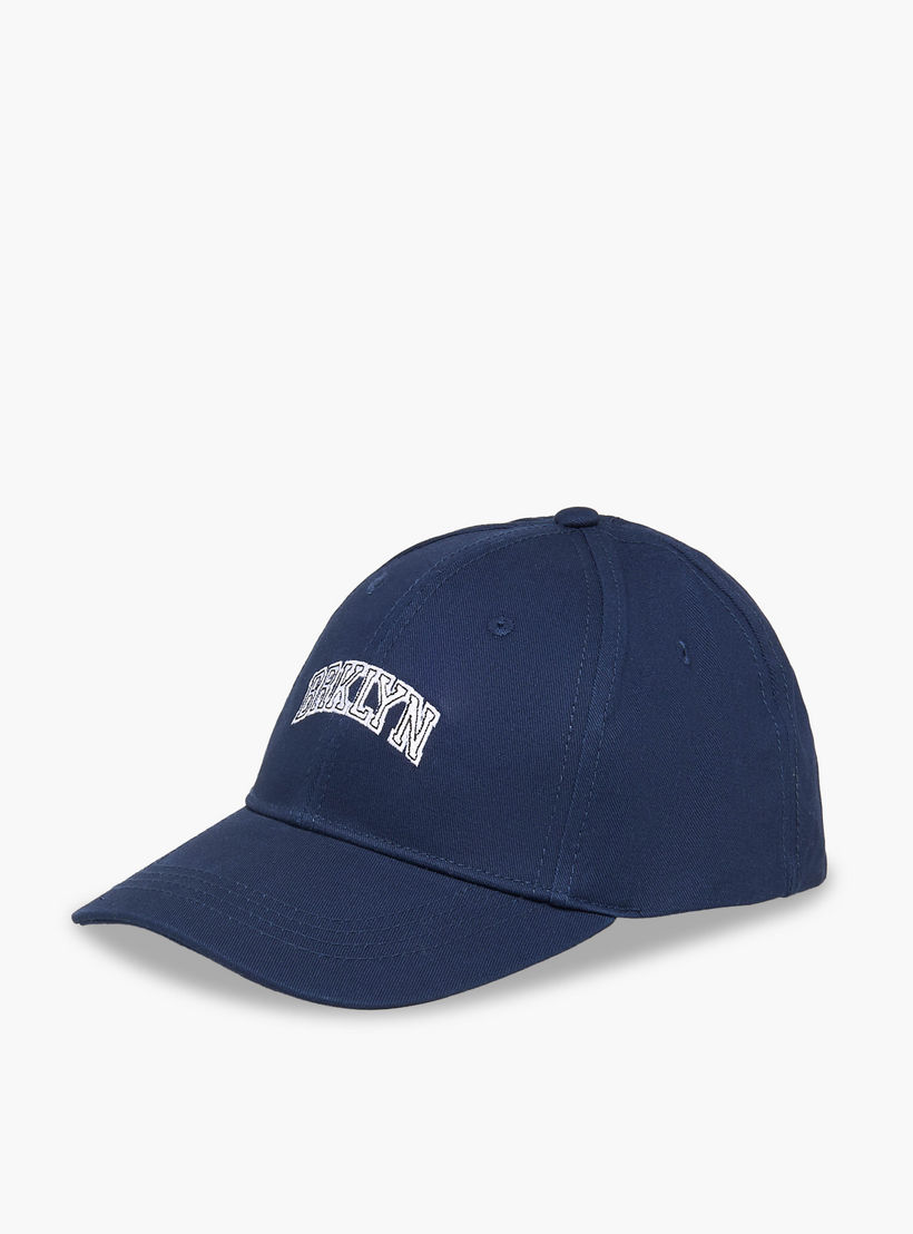 قبعة مطرزة برباط إغلاق بإبزيم-men-caps-image-6