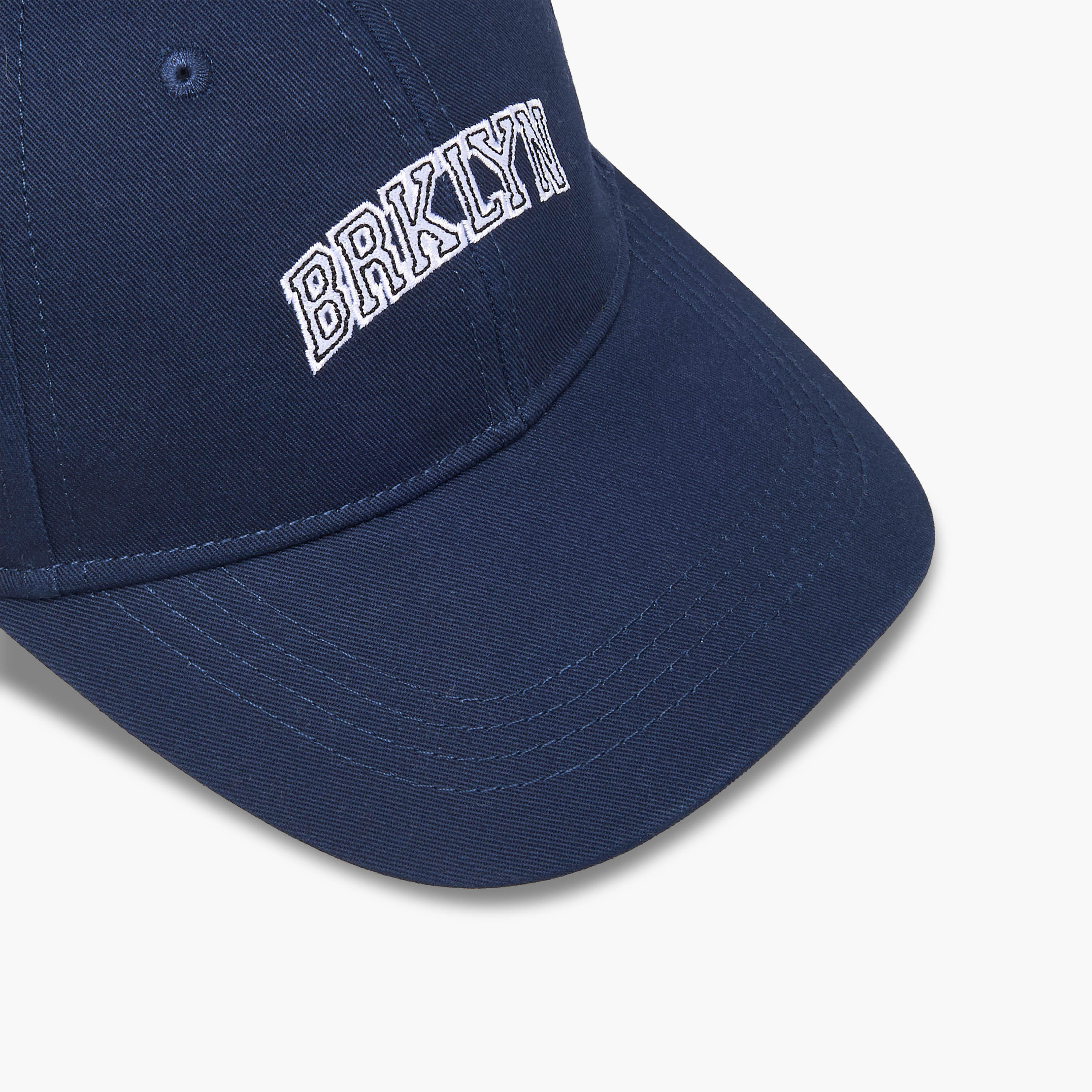 قبعة مطرزة برباط إغلاق بإبزيم-men-caps-image-2