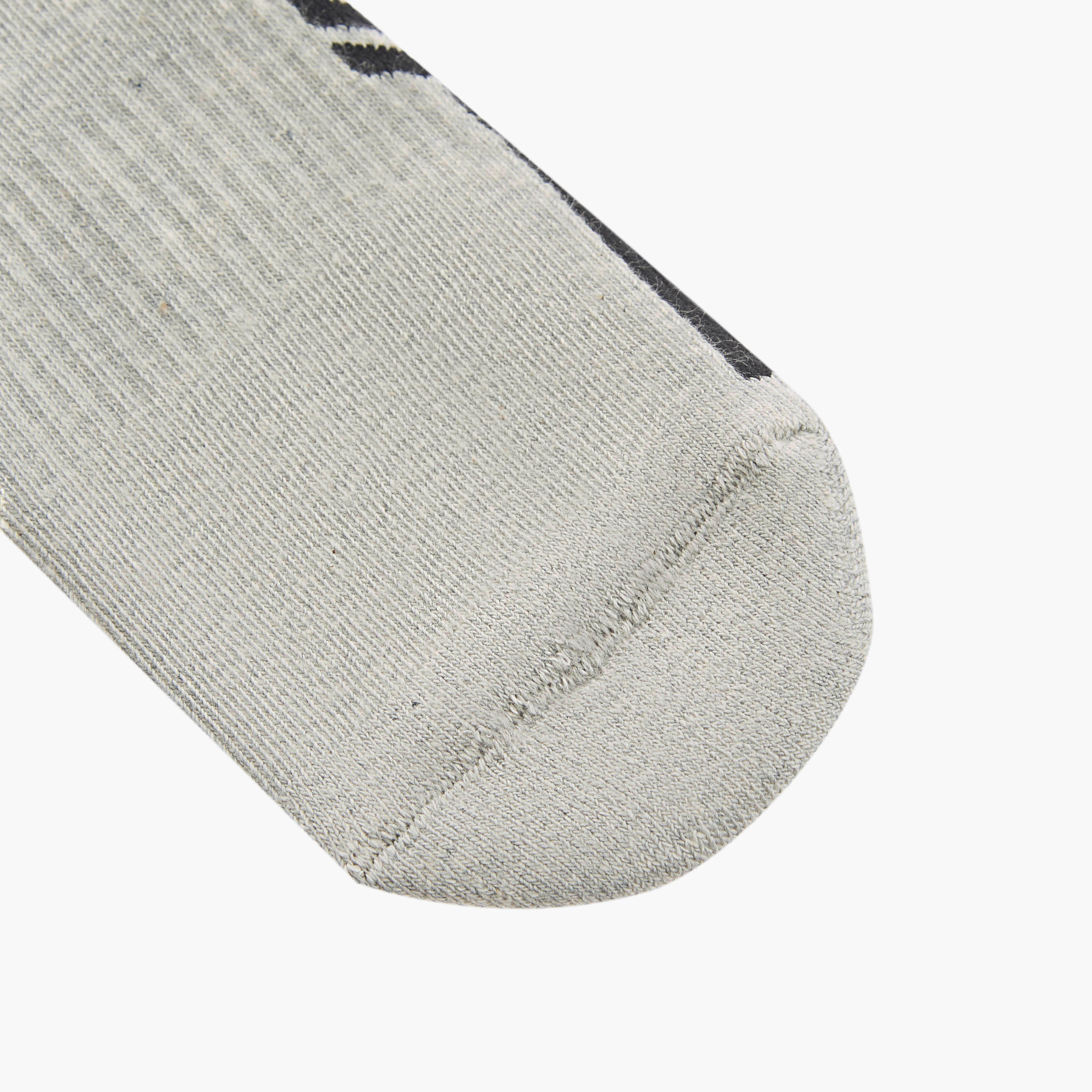 جوارب بطول الكاحل وحماية من البكتيريا وتفاصيل الشعار من كابا - طقم من 3 أزواج-men-socks-image-3