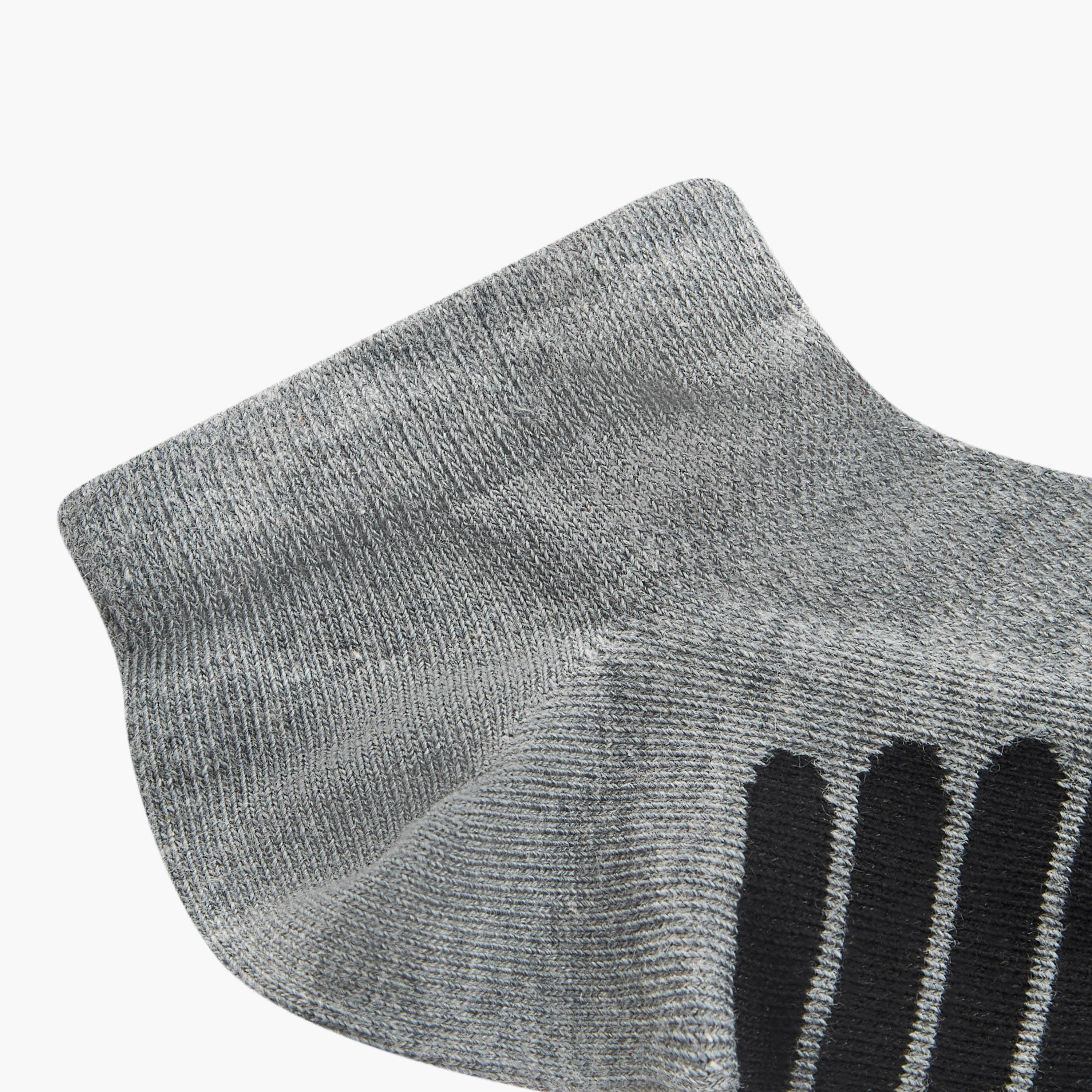 جوارب مقلّمة بطول الكاحل وحماية من البكتيريا - طقم من 3 أزواج-men-socks-image-5