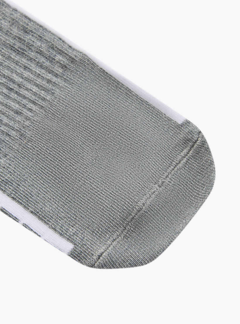 جوارب مقلّمة بطول الكاحل وحماية من البكتيريا - طقم من 3 أزواج-men-socks-image-3