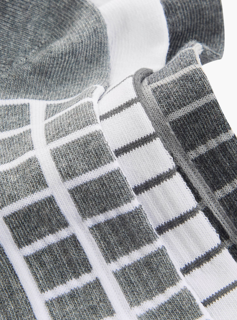 جوارب مقلّمة بطول الكاحل وحماية من البكتيريا - طقم من 3 أزواج-men-socks-image-4