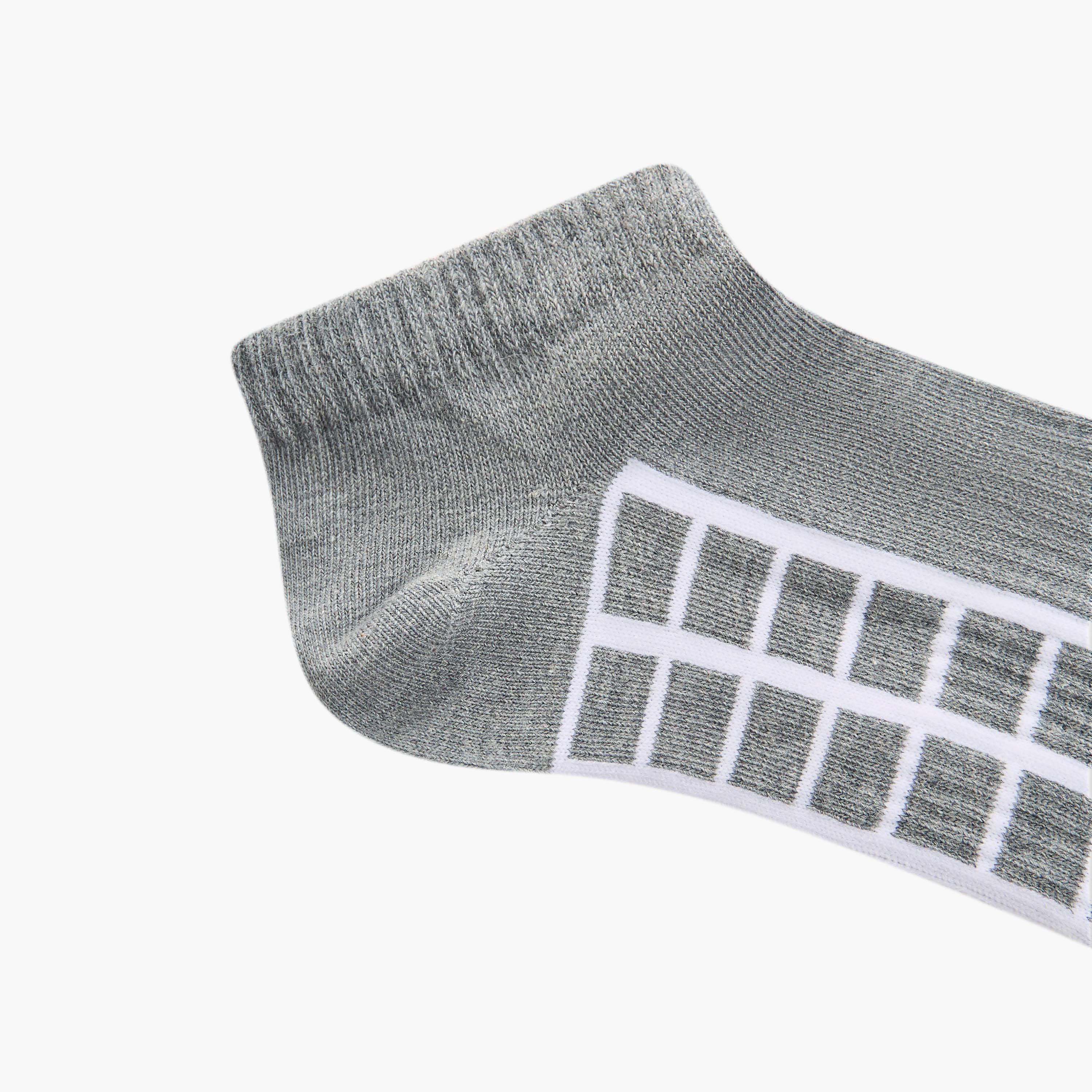 جوارب مقلّمة بطول الكاحل وحماية من البكتيريا - طقم من 3 أزواج-men-socks-image-5
