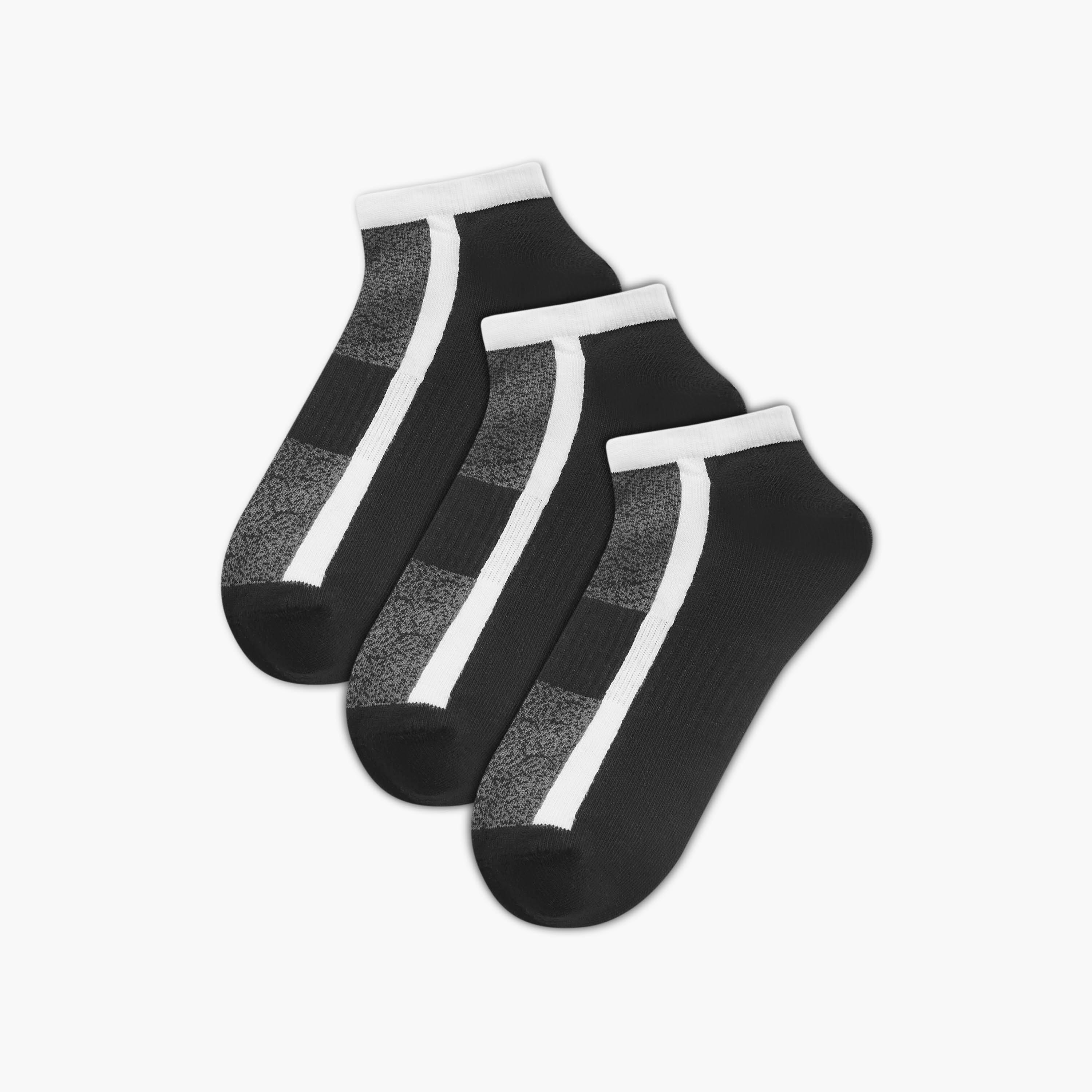 جوارب مقلّمة بطول الكاحل وحماية من البكتيريا - طقم من 3 أزواج-men-socks-image-1