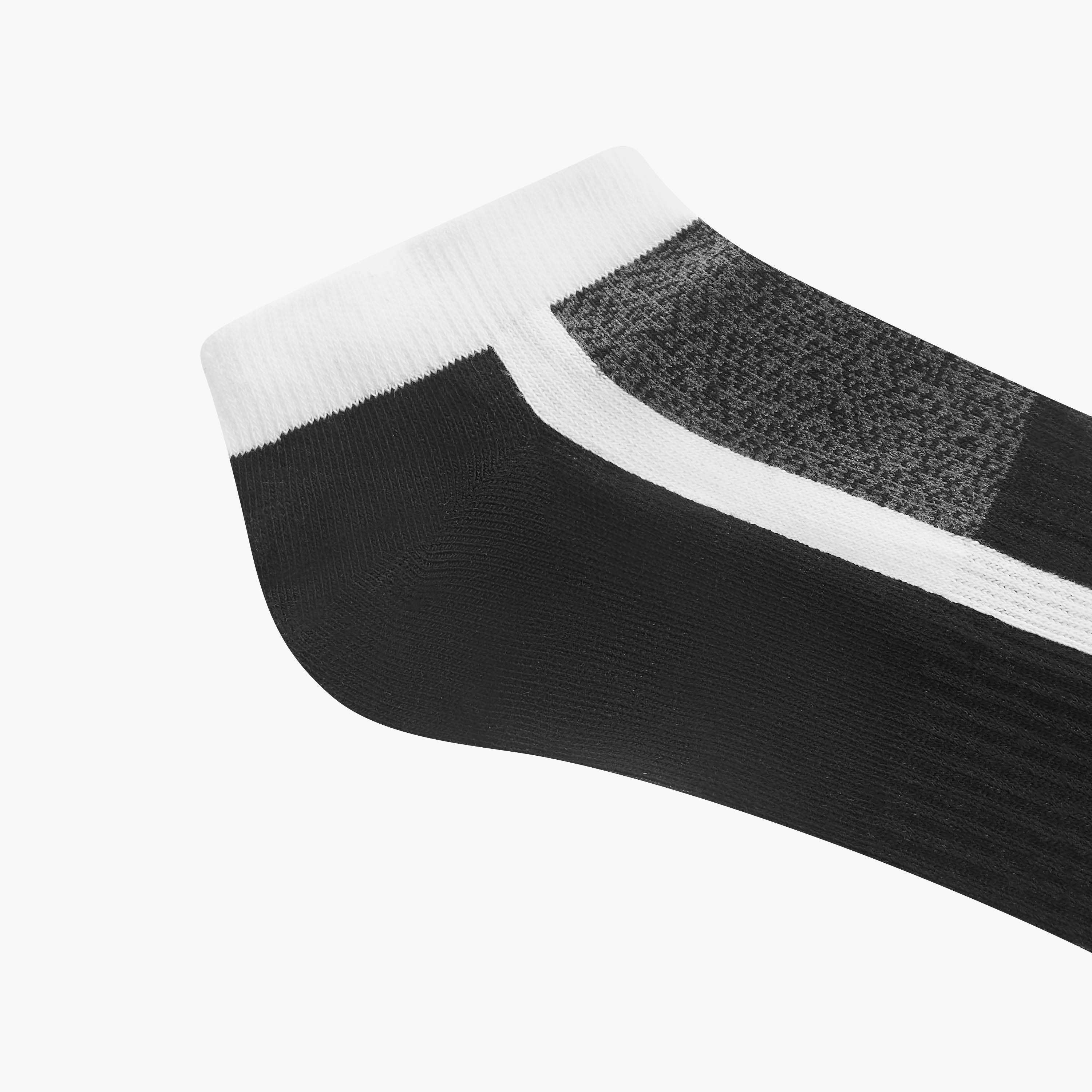 جوارب مقلّمة بطول الكاحل وحماية من البكتيريا - طقم من 3 أزواج-men-socks-image-5