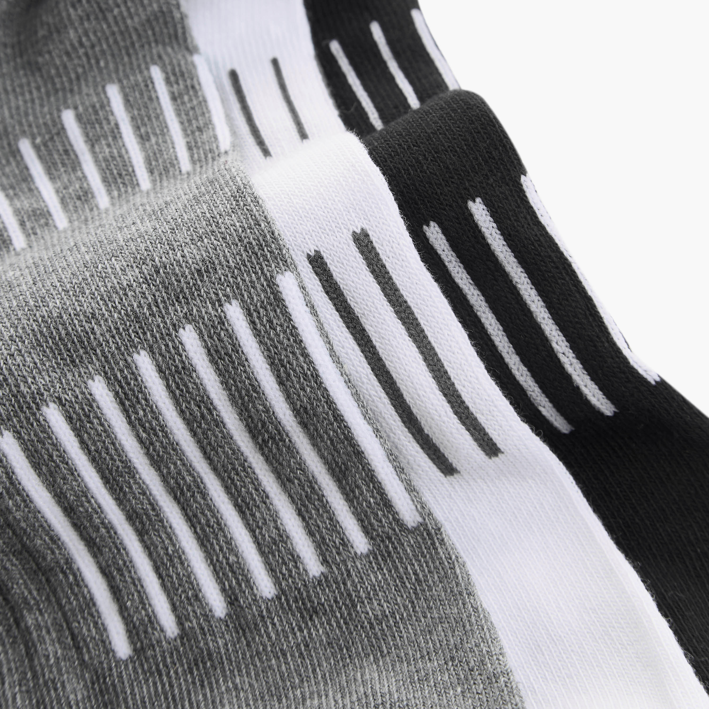 جوارب مقلّمة بطول الكاحل وحماية من البكتيريا - طقم من 3 أزواج-men-socks-image-4