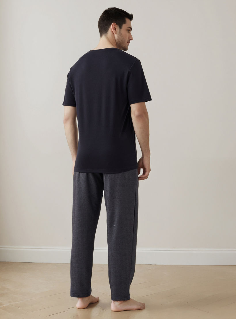 طقم بنطلون بيجاما بارز الملمس وتيشيرت بياقة ضيقة-men-clothing-nightwear-sets-image-4