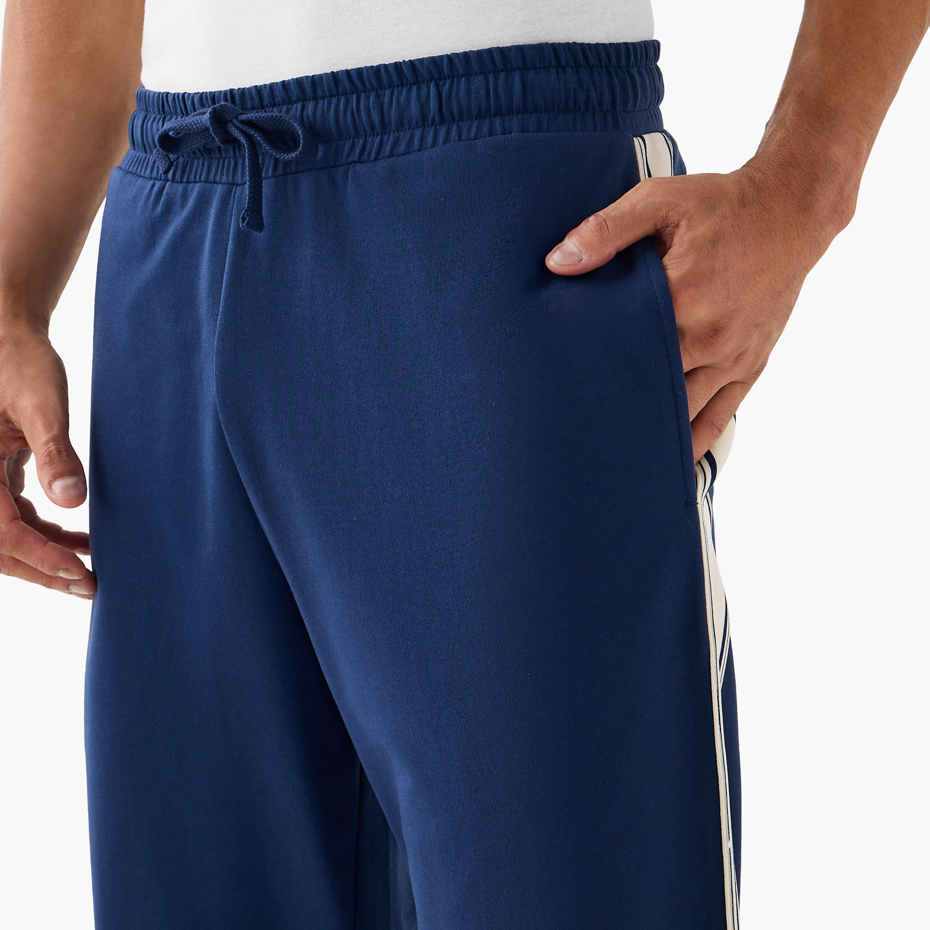 بنطلون بيجاما مقلم برباط إغلاق وجيوب-men-clothing-nightwear-pyjamaandshorts-image-2