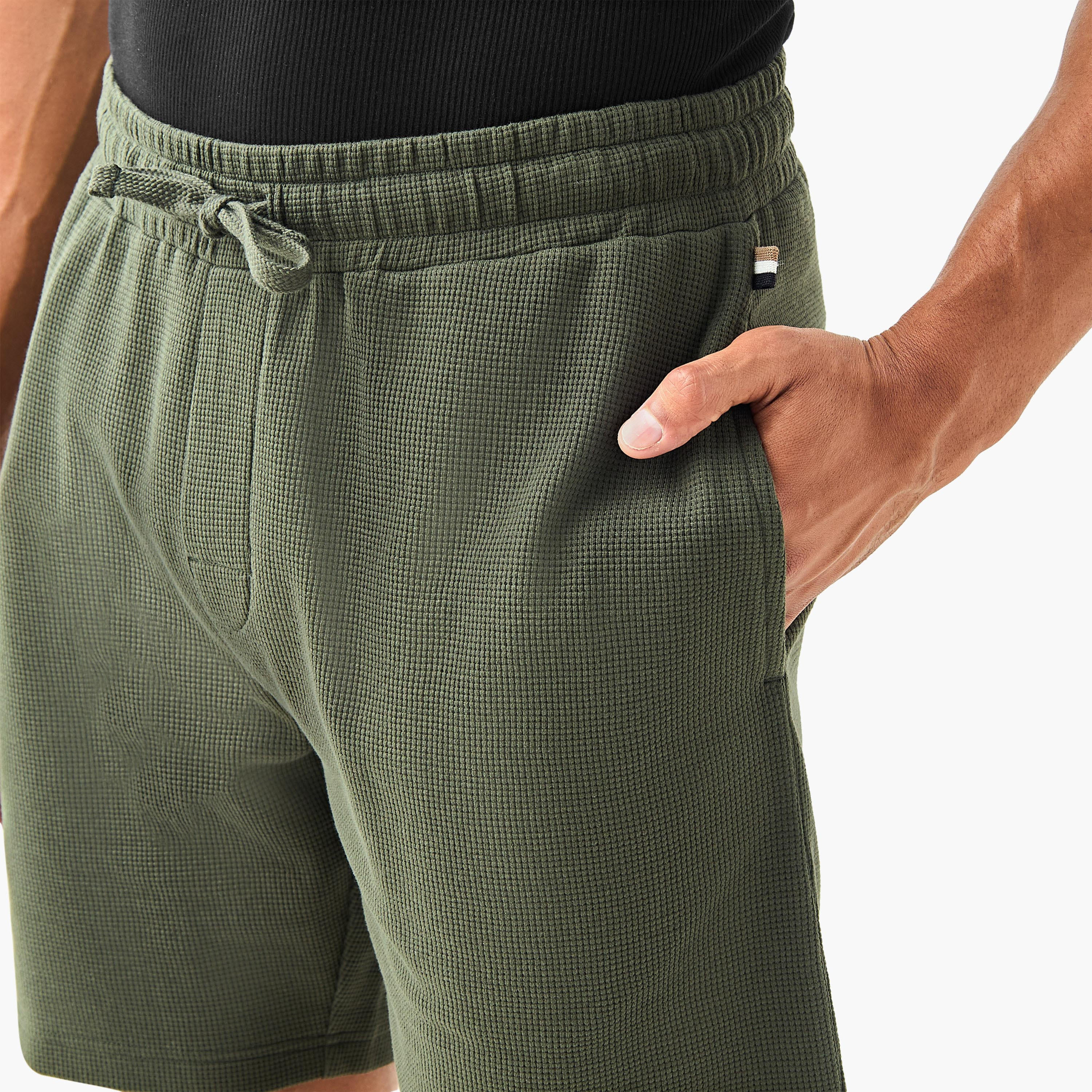 شورت لاونج بارز الملمس بجيوب-men-clothing-bottoms-shorts-image-2
