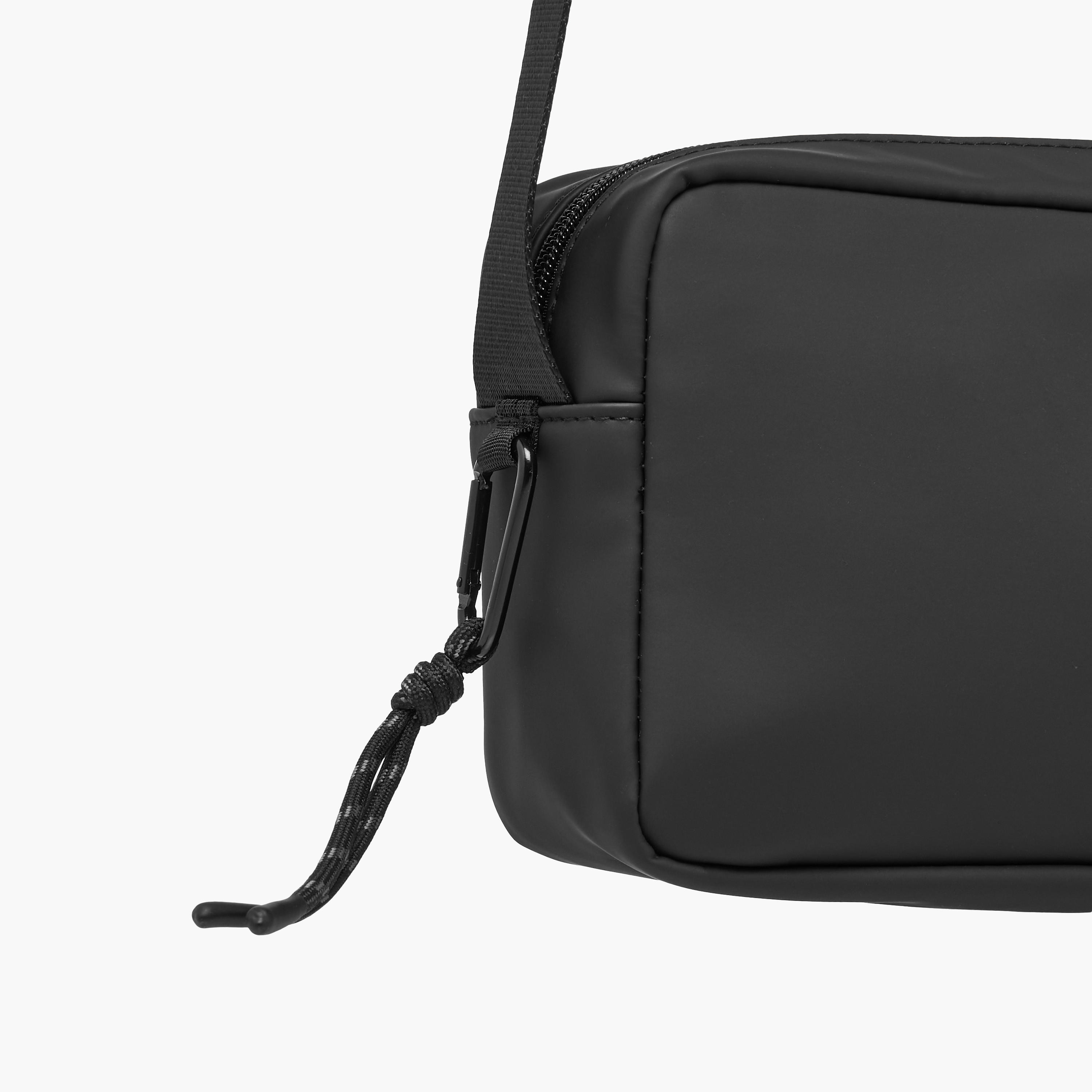 شنطة كروس بودي رجالي بمشبك إغلاق وبحزام قابل للتعديل-men-bags-image-5