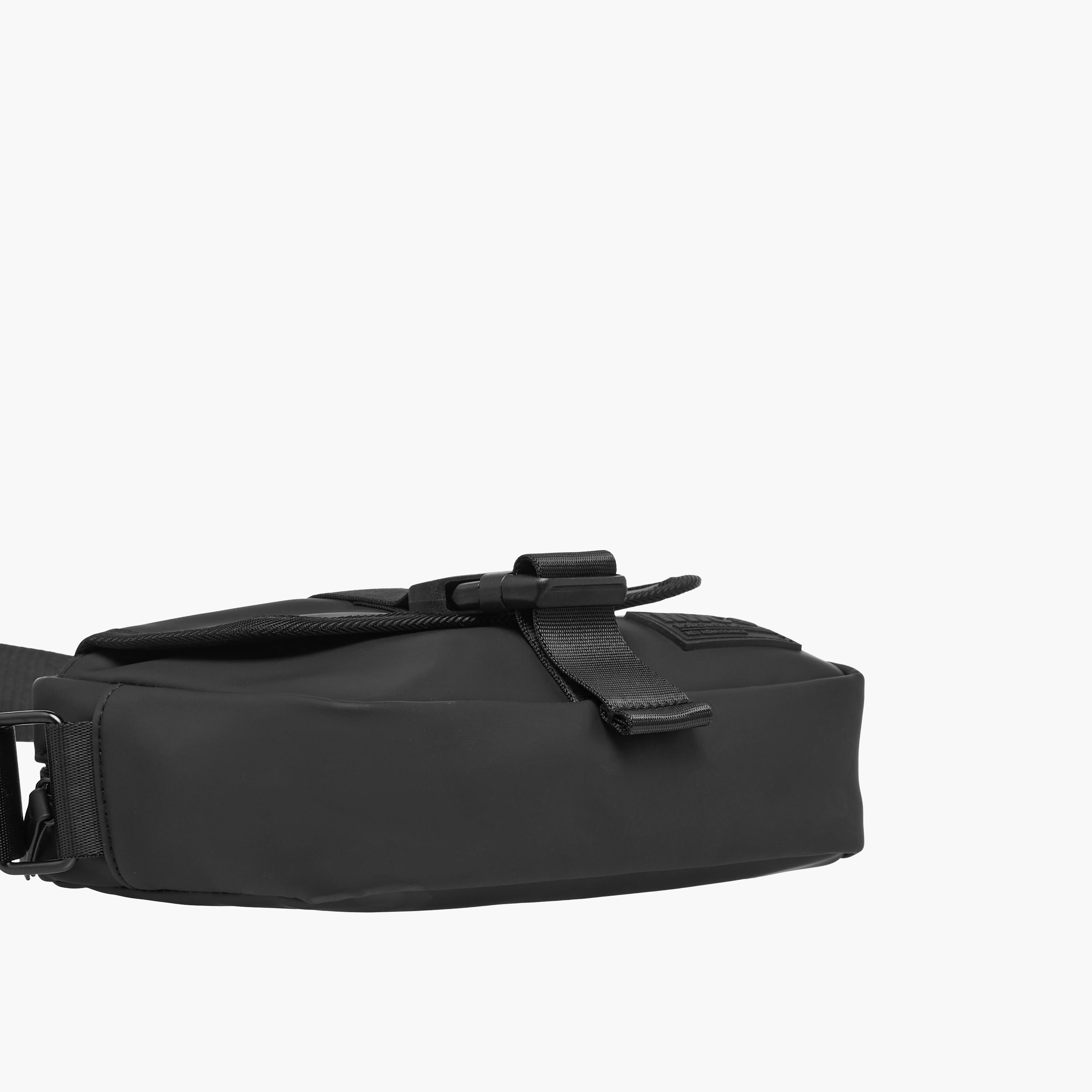 شنطة كروس بودي رجالي بمشبك إغلاق وبحزام قابل للتعديل-men-bags-image-6