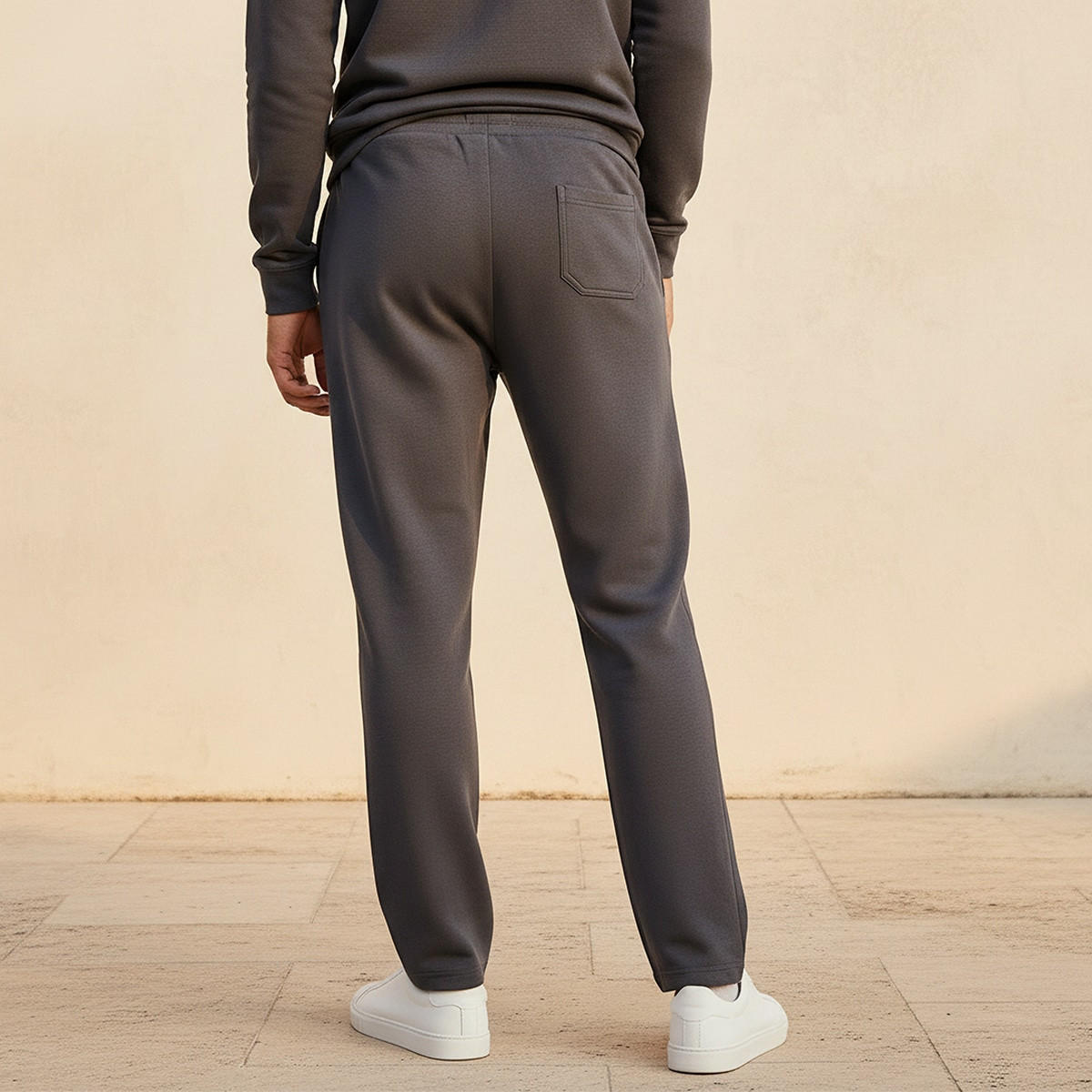 بنطلون جوغر رجالي مريح بجيوب جانبية وقصة عادية-men-clothing-bottoms-joggers-image-4