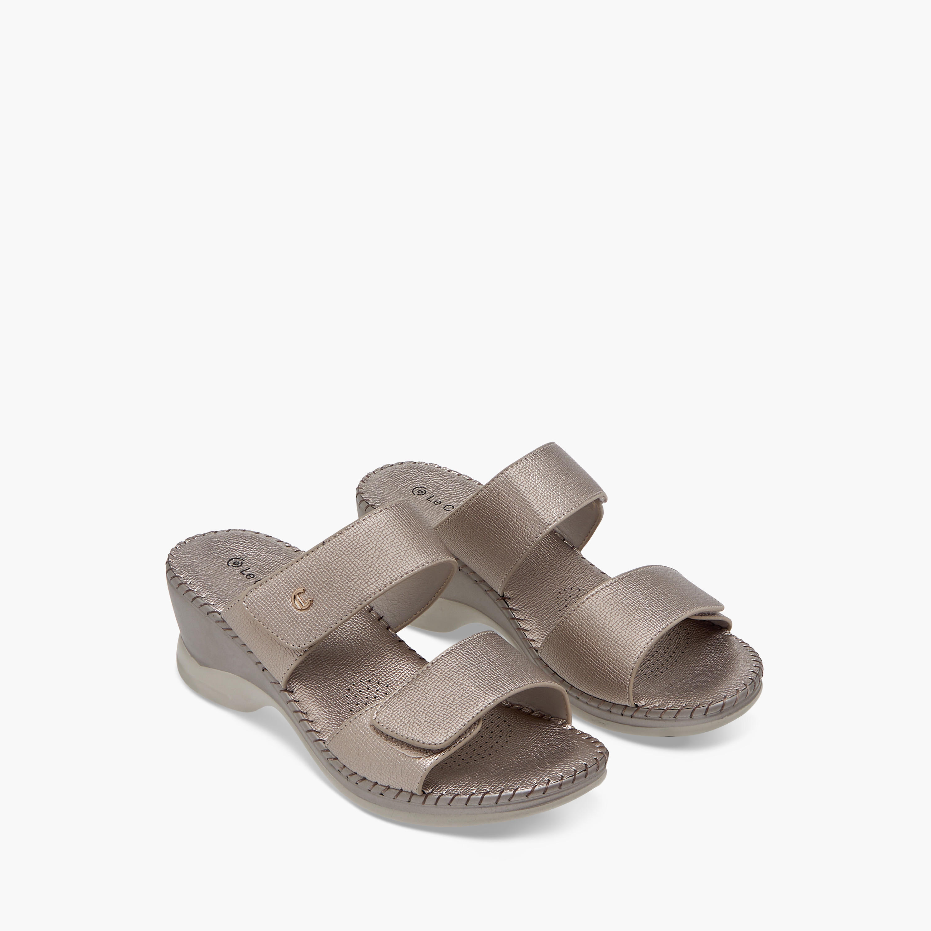 صندل مريح سهل الارتداء بارز الملمس بكعب ويدج من لو كونفورت-women-shoes-sandals-heeled-image-7