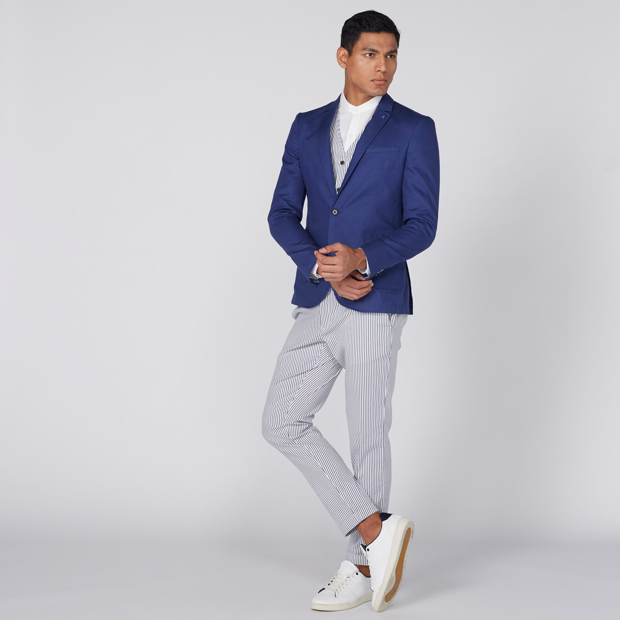 جاكيت بليزر بياقة طويلة وأكمام كاملة وجيب-men-clothing-jacketsandblazers-jackets-image-1