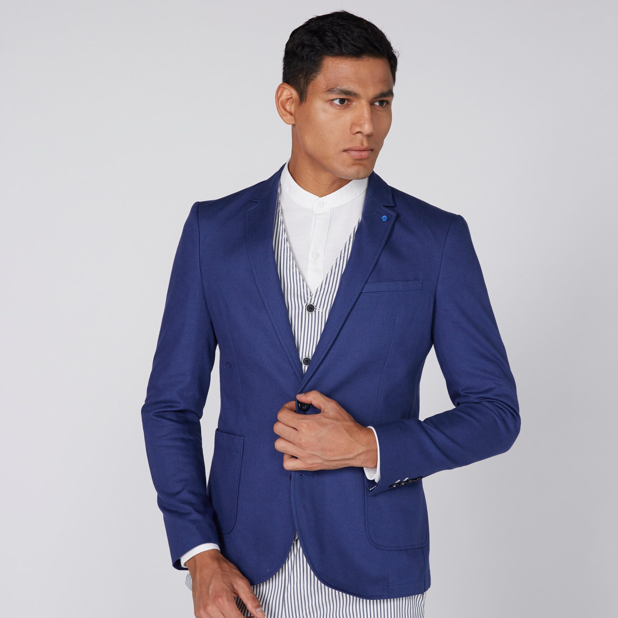 جاكيت بليزر بياقة طويلة وأكمام كاملة وجيب-men-clothing-jacketsandblazers-jackets-image-3