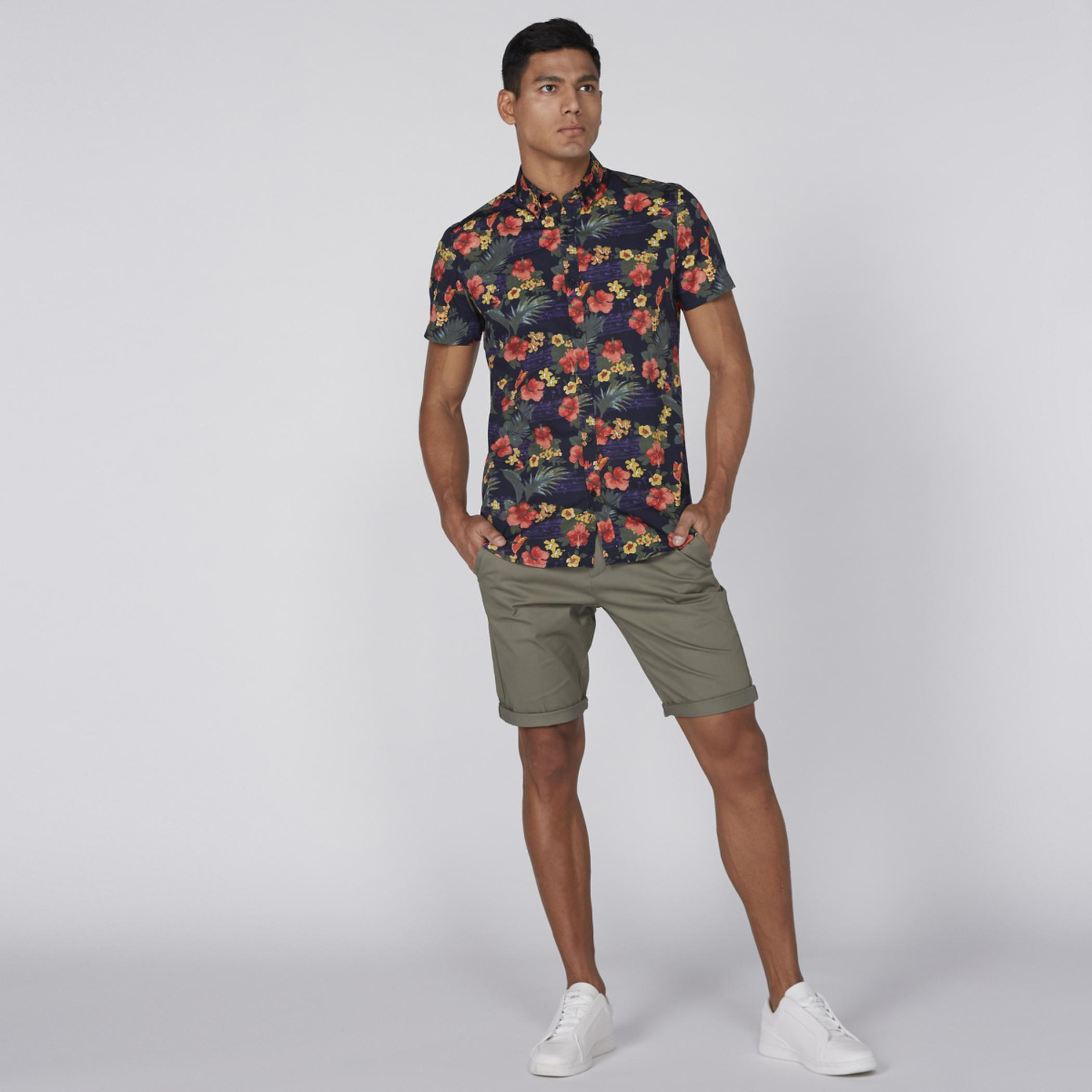 قميص بأكمام قصيرة وأزرار وطبعات-men-clothing-shirts-image-1