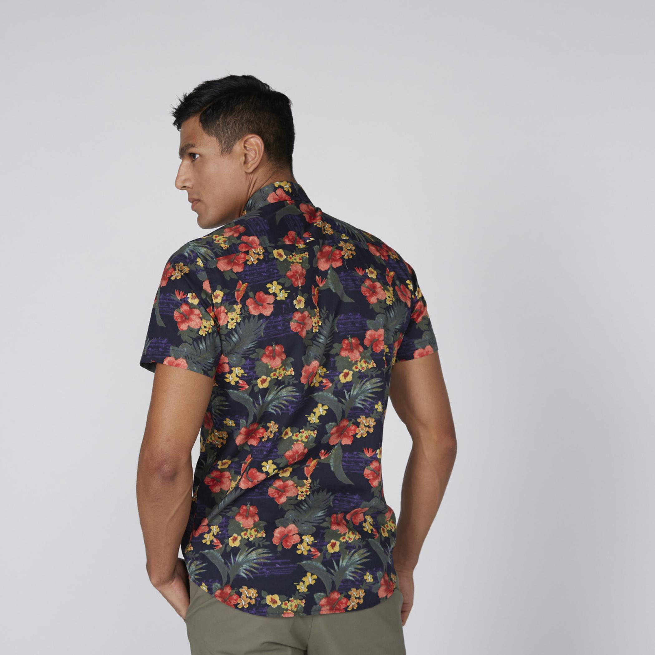 قميص بأكمام قصيرة وأزرار وطبعات-men-clothing-shirts-image-4