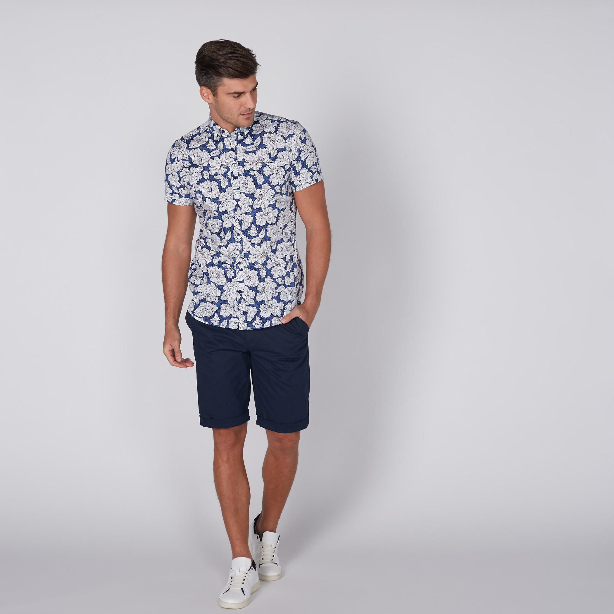 قميص بأكمام قصيرة وأزرار وطبعات-men-clothing-shirts-image-1