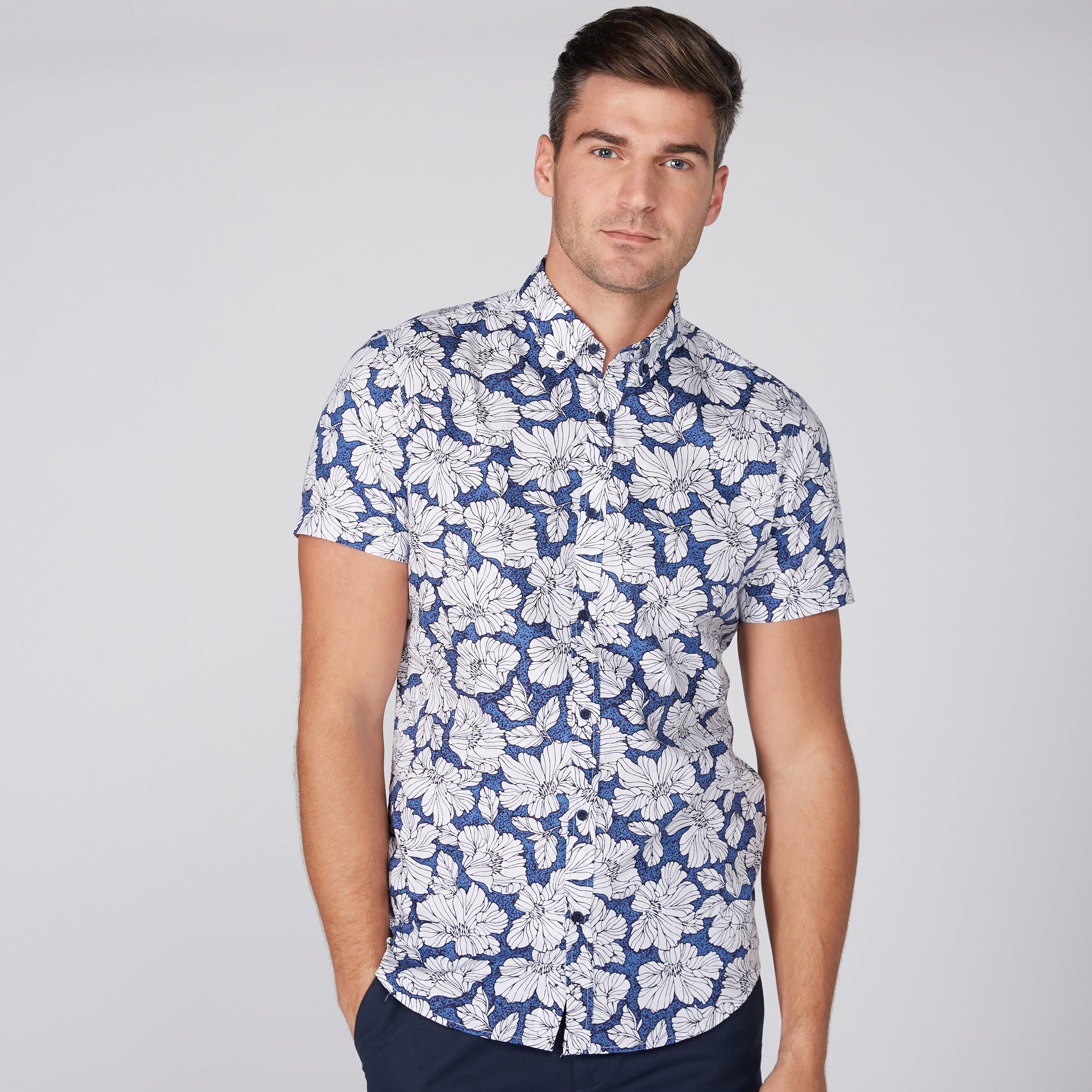 قميص بأكمام قصيرة وأزرار وطبعات-men-clothing-shirts-image-2