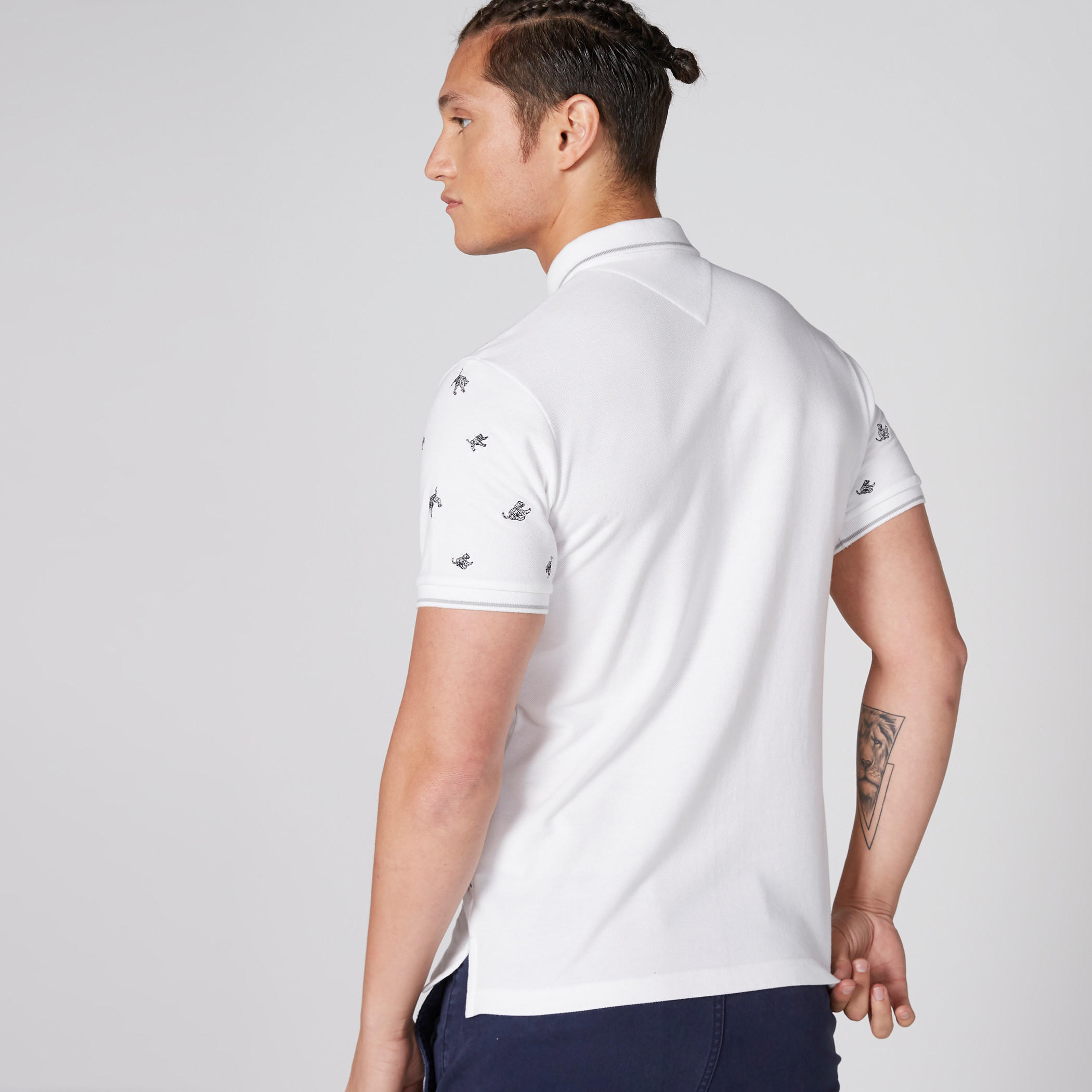 تيشيرت مطرّز بياقة بولو وأكمام قصيرة-men-clothing-tshirtsandpolos-polos-image-2