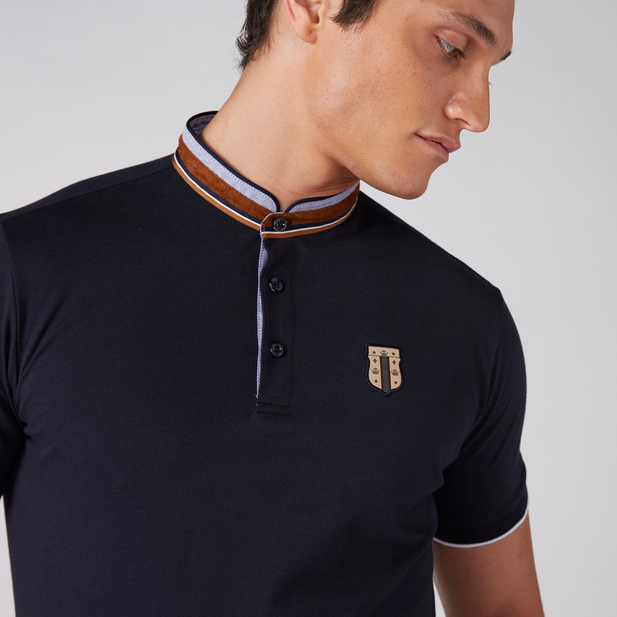 تيشيرت بارز الملمس بياقة ماندراين وأكمام قصيرة-men-clothing-tshirtsandpolos-polos-image-5