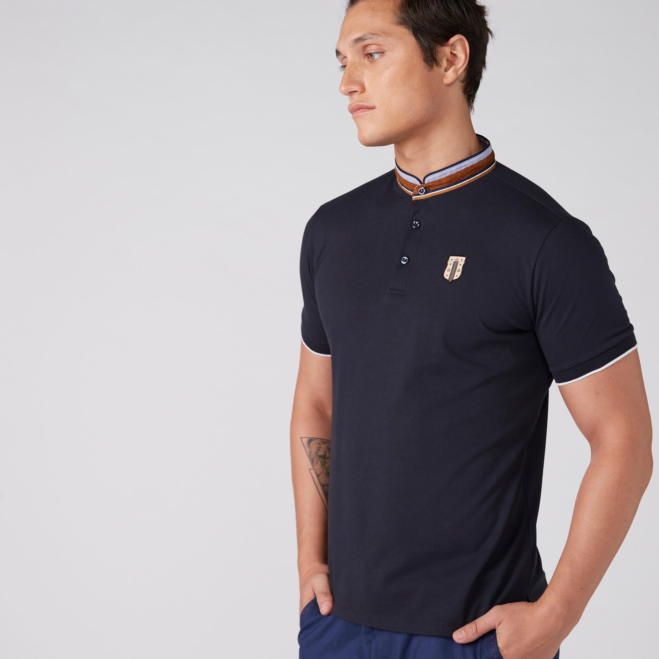 تيشيرت بارز الملمس بياقة ماندراين وأكمام قصيرة-men-clothing-tshirtsandpolos-polos-image-7