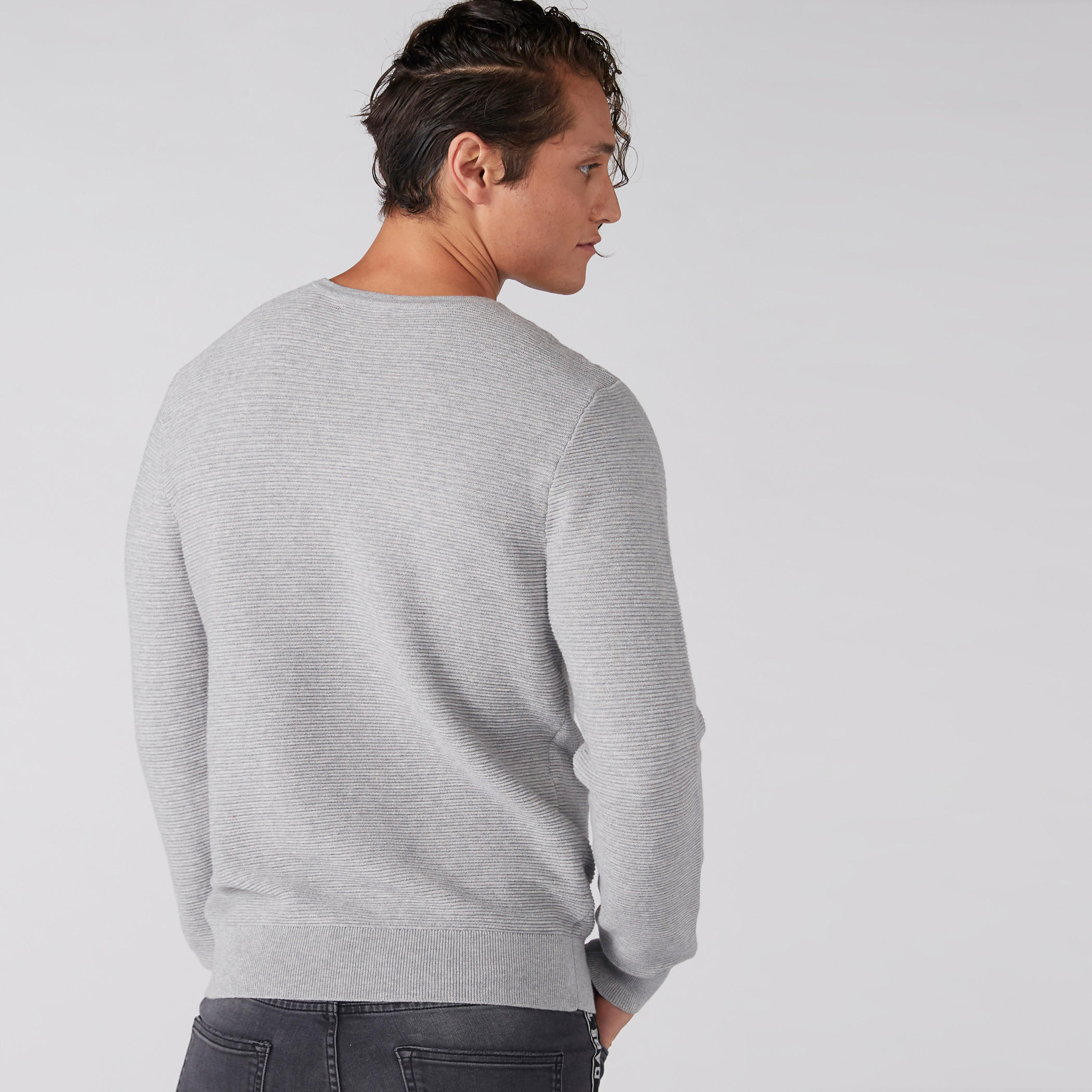 سويت شيرت بارز الملمس بياقة مستديرة وأكمام طويلة-men-winterwear-hoodiesandsweatshirts-image-2