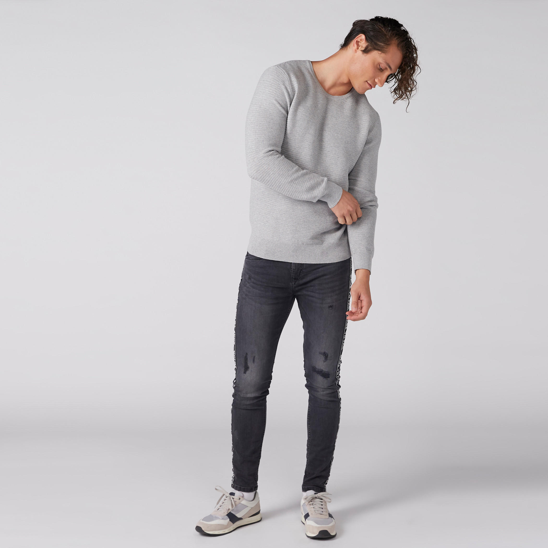 سويت شيرت بارز الملمس بياقة مستديرة وأكمام طويلة-men-winterwear-hoodiesandsweatshirts-image-3