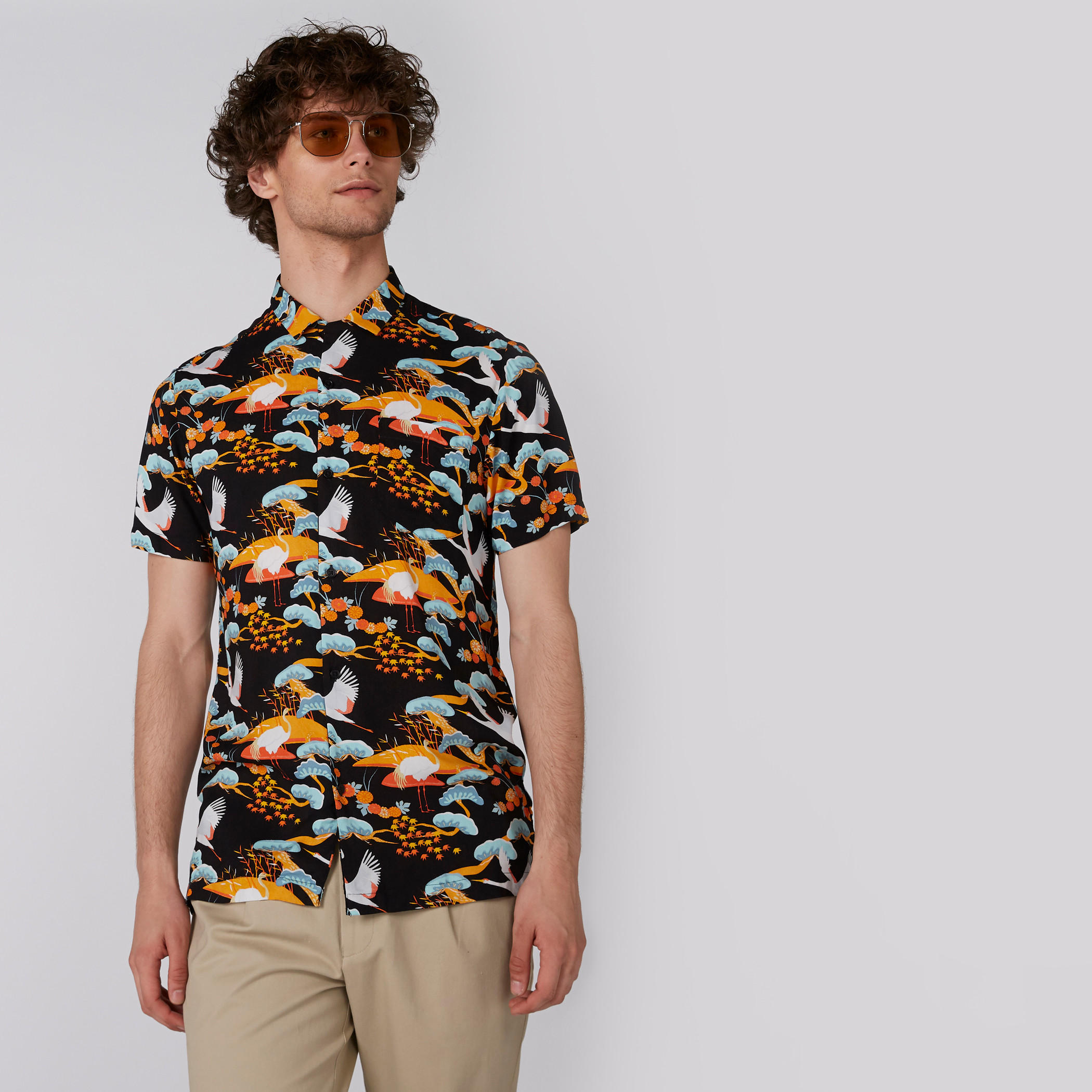قميص بأكمام قصيرة وأزرار وطبعات-men-clothing-shirts-image-6