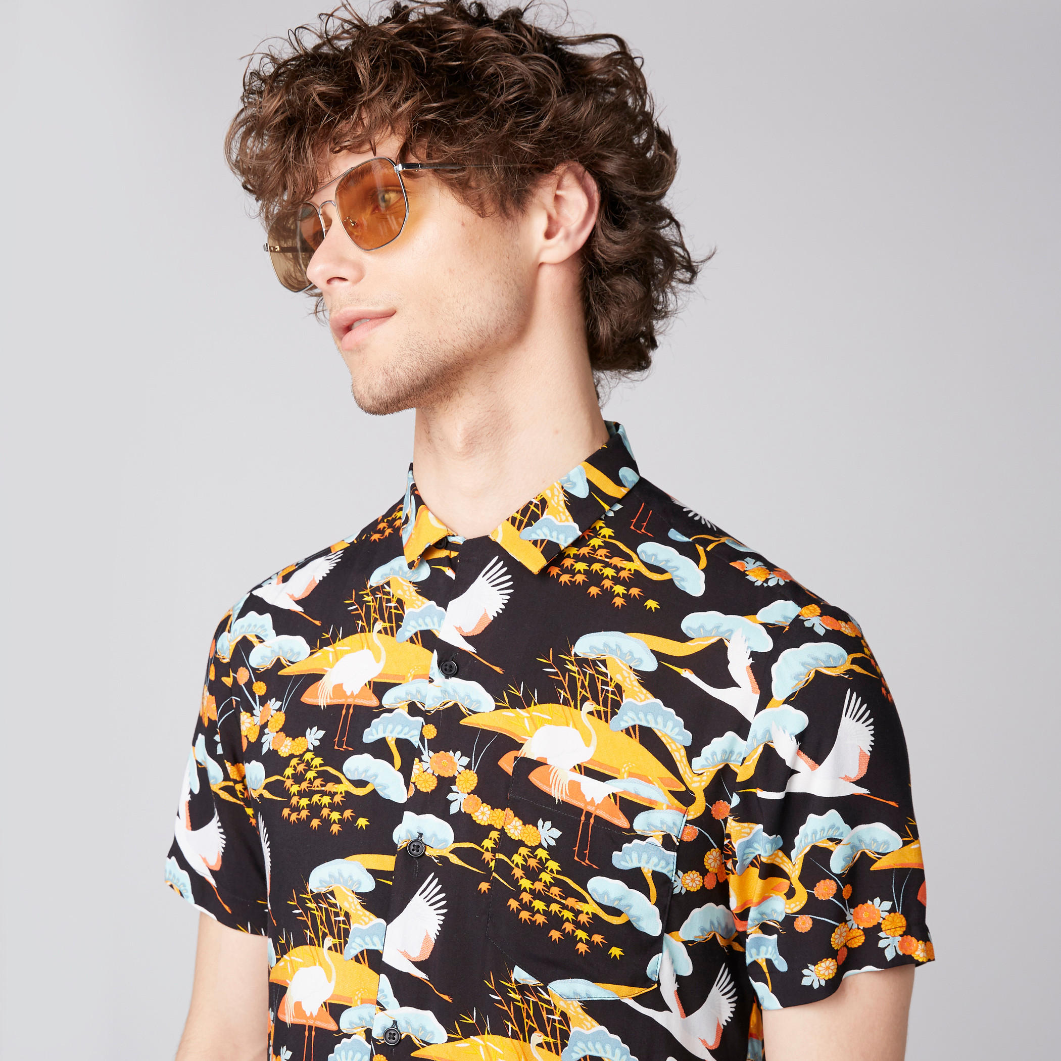 قميص بأكمام قصيرة وأزرار وطبعات-men-clothing-shirts-image-4