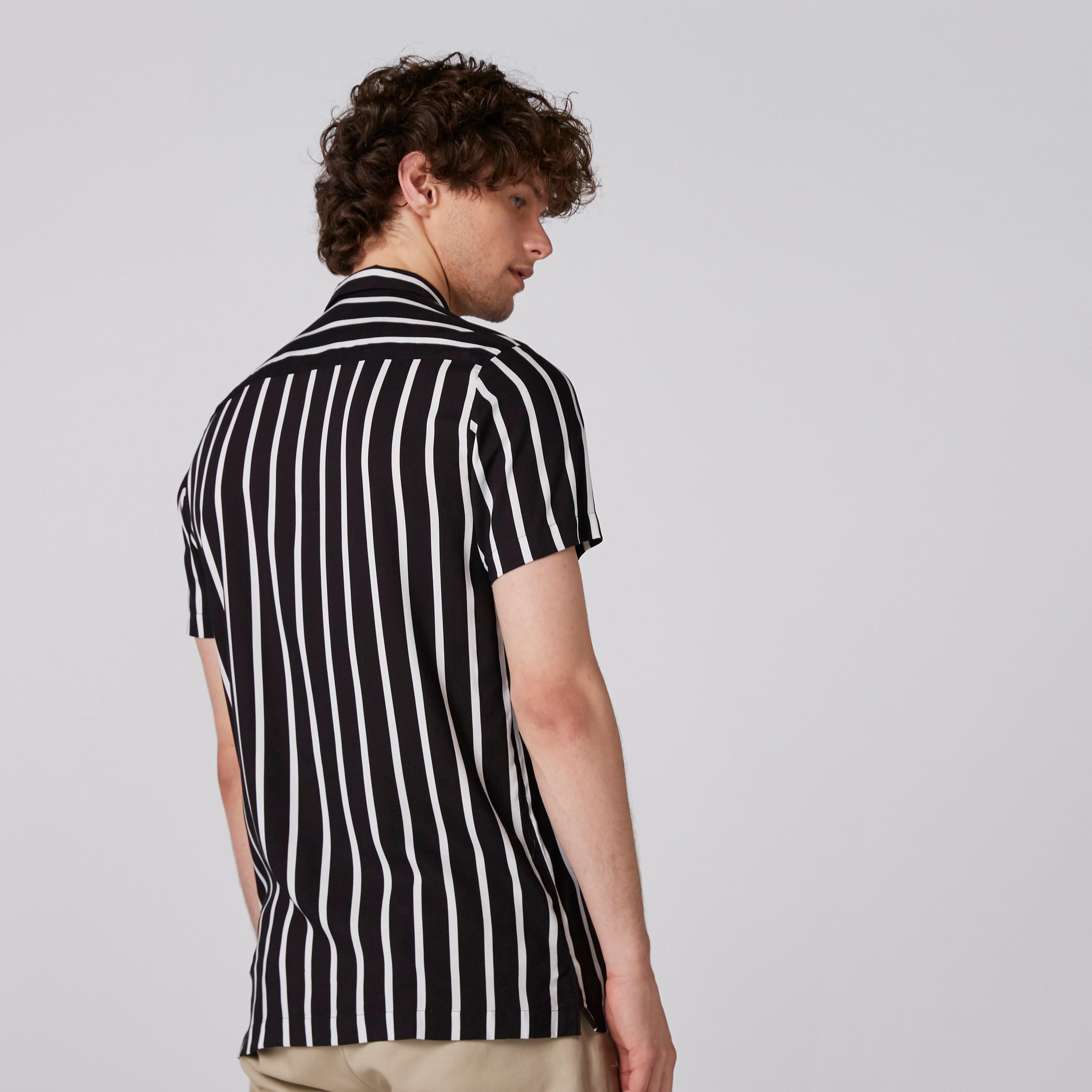 قميص مقلّم بأكمام قصيرة وأزرار-men-clothing-shirts-image-6