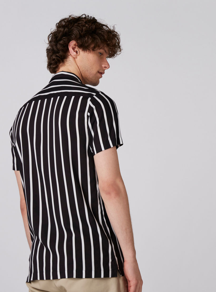 قميص مقلّم بأكمام قصيرة وأزرار-men-clothing-shirts-image-6