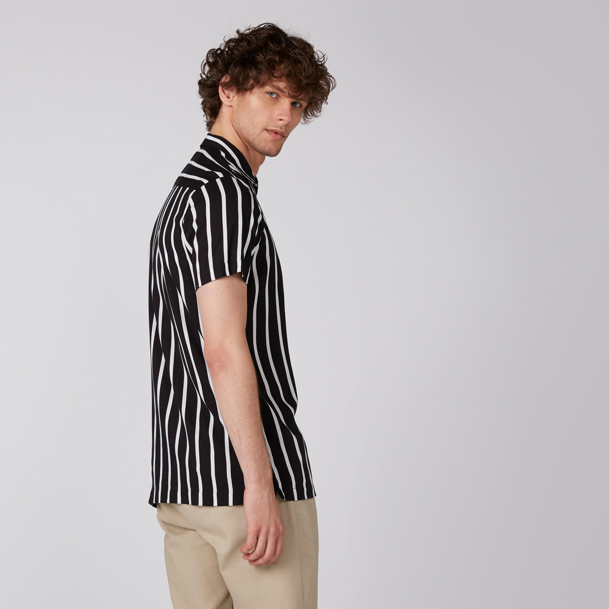 قميص مقلّم بأكمام قصيرة وأزرار-men-clothing-shirts-image-5