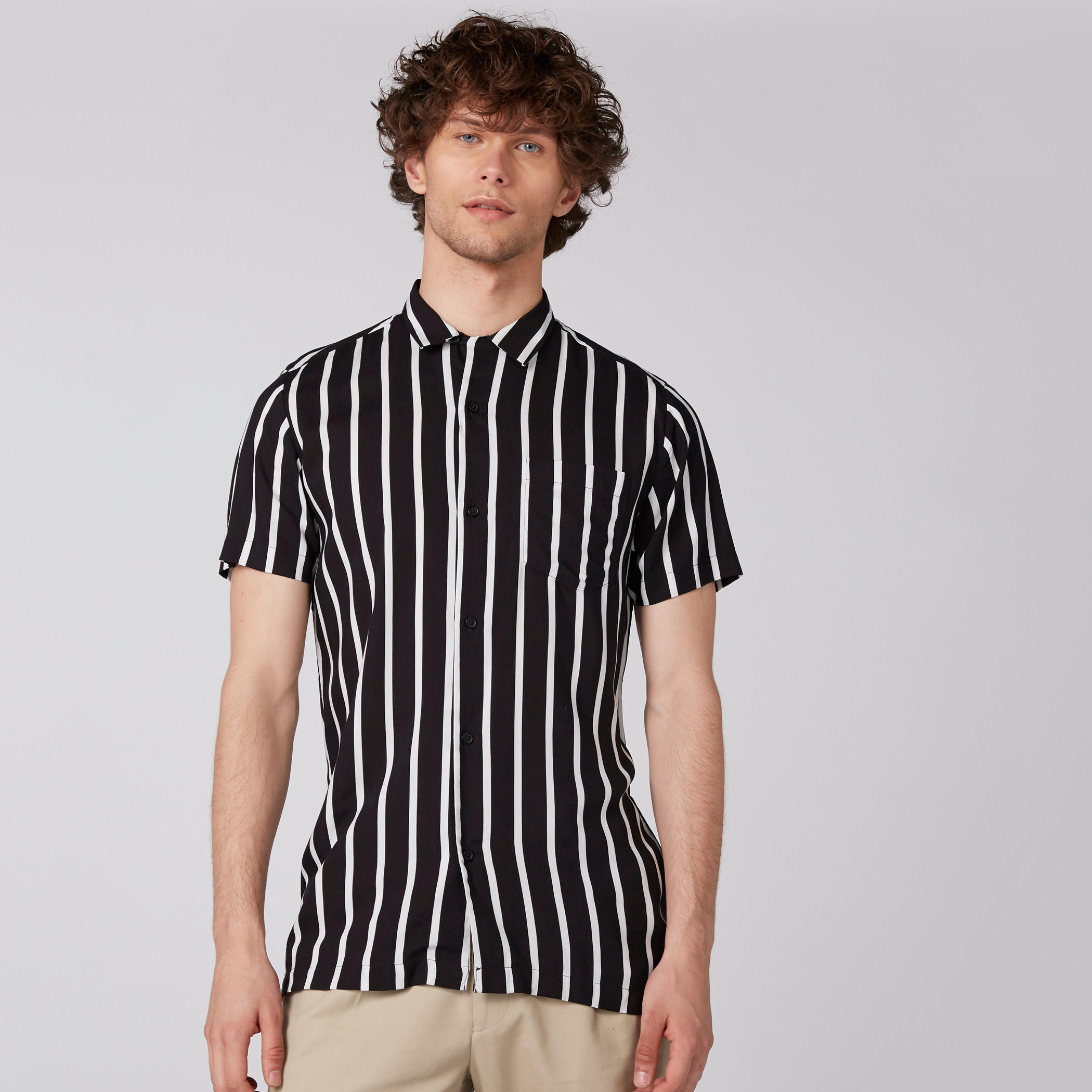 قميص مقلّم بأكمام قصيرة وأزرار-men-clothing-shirts-image-4