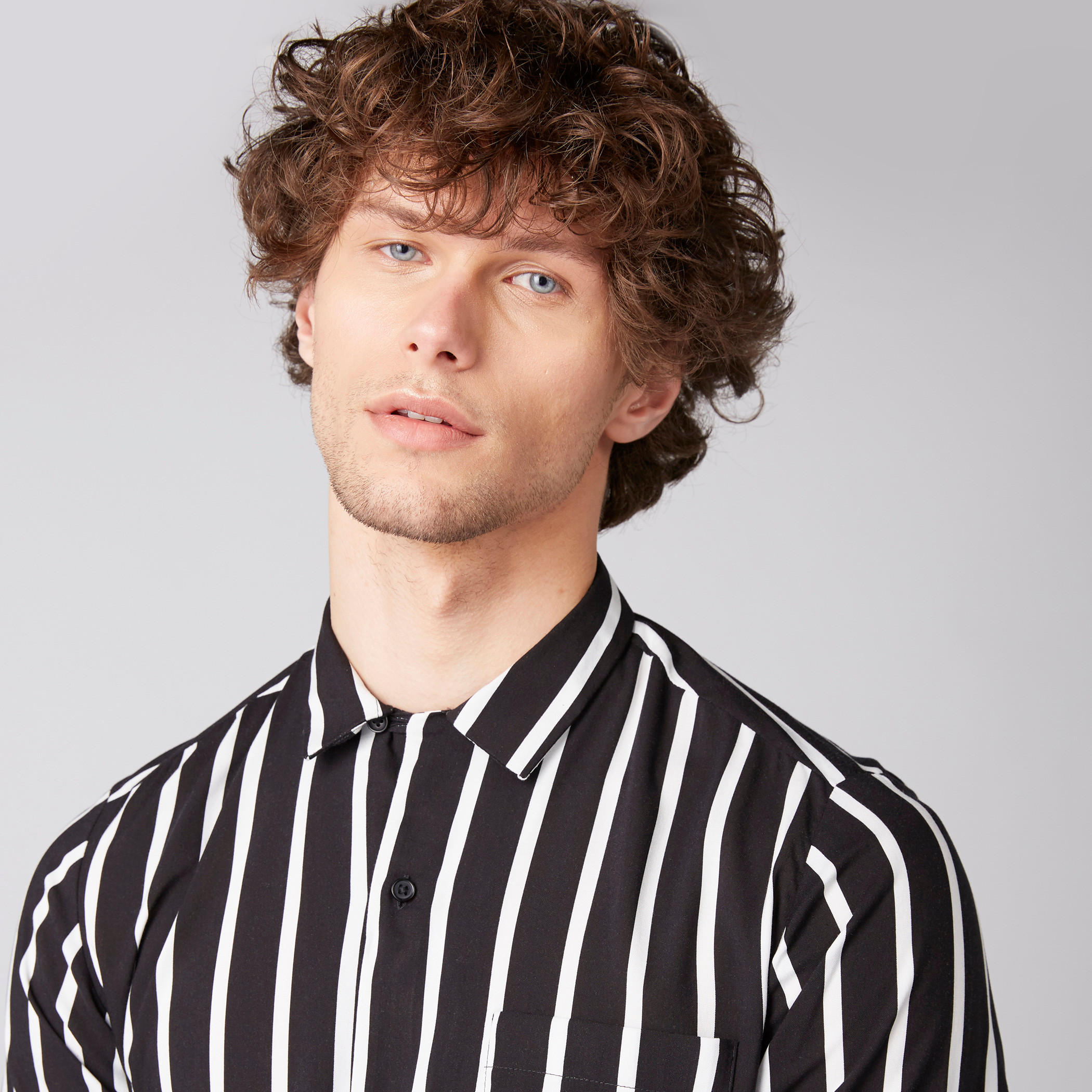 قميص مقلّم بأكمام قصيرة وأزرار-men-clothing-shirts-image-3