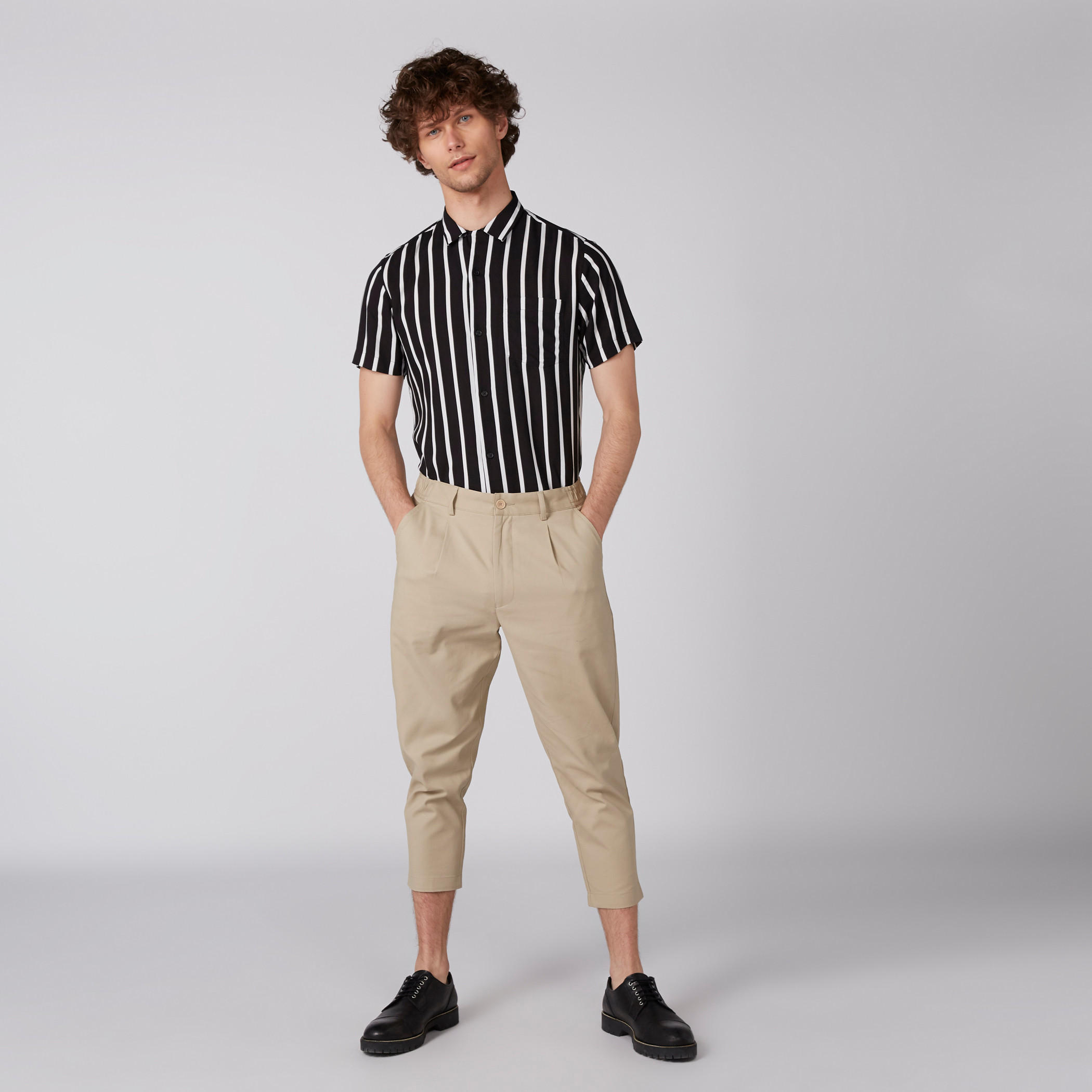 قميص مقلّم بأكمام قصيرة وأزرار-men-clothing-shirts-image-2