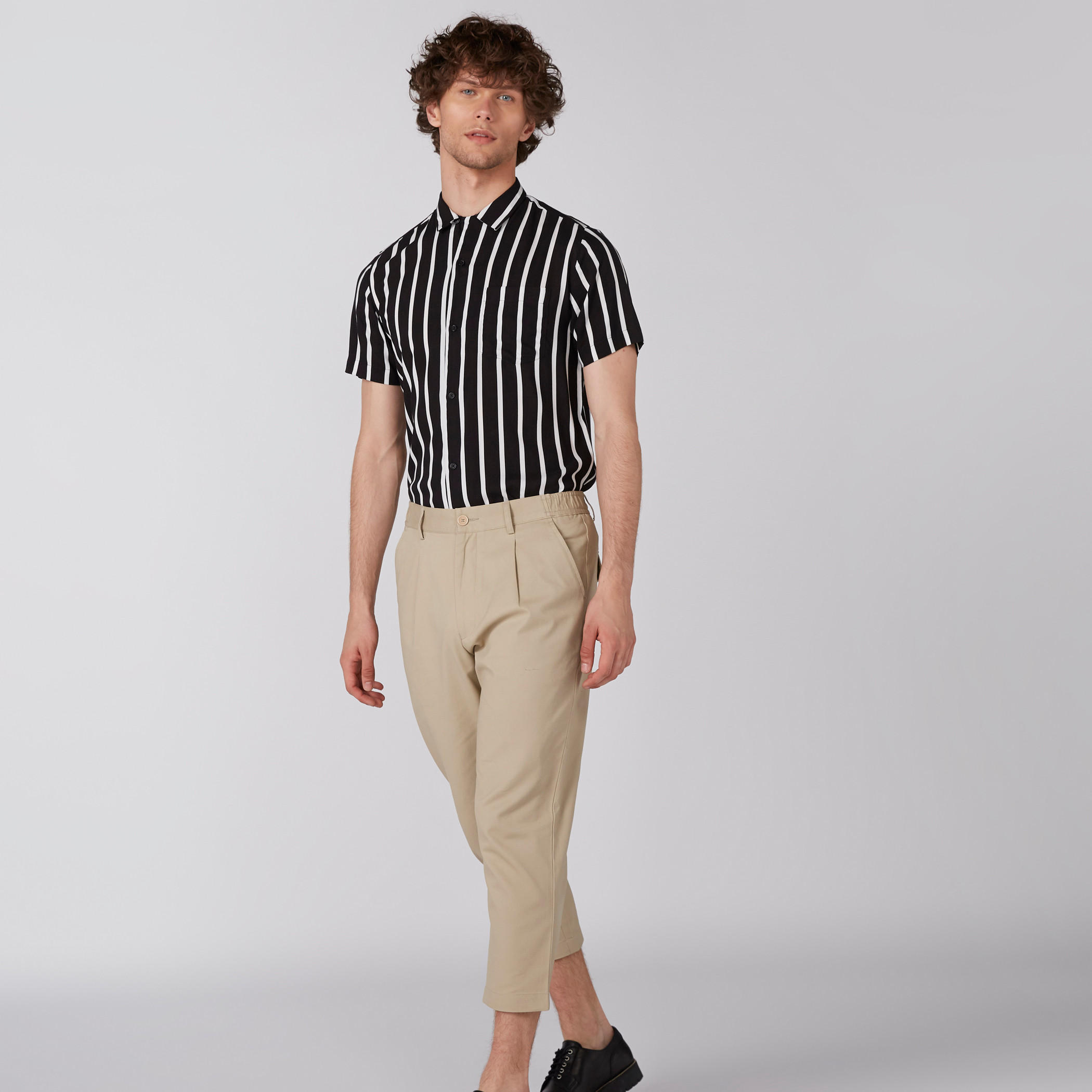 قميص مقلّم بأكمام قصيرة وأزرار-men-clothing-shirts-image-1