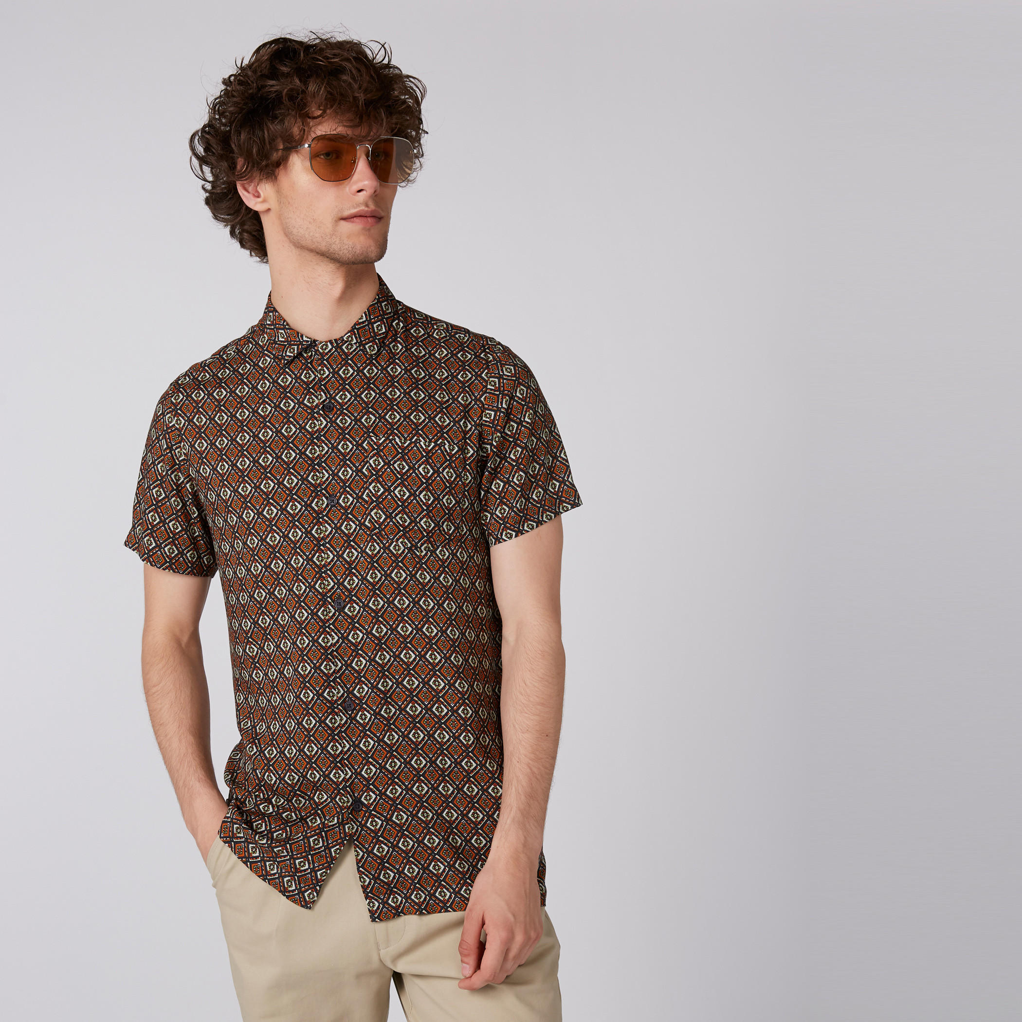 قميص بأكمام قصيرة وأزرار وطبعات-men-clothing-shirts-image-1