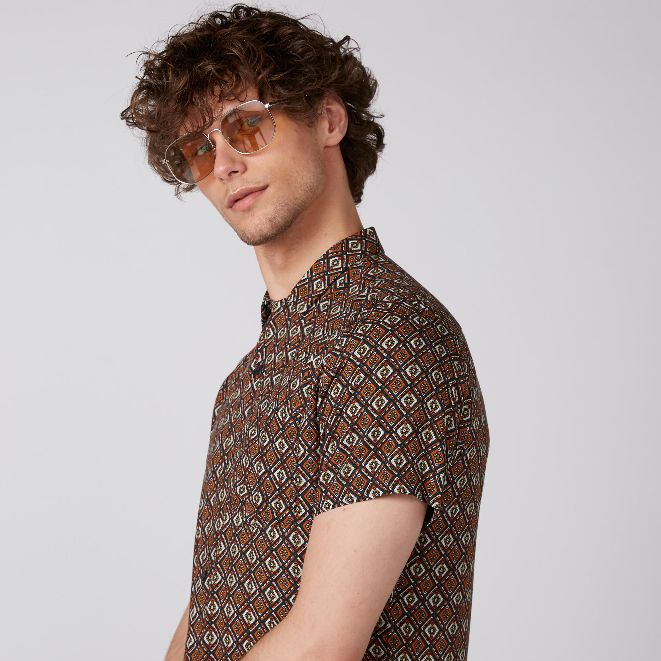 قميص بأكمام قصيرة وأزرار وطبعات-men-clothing-shirts-image-2