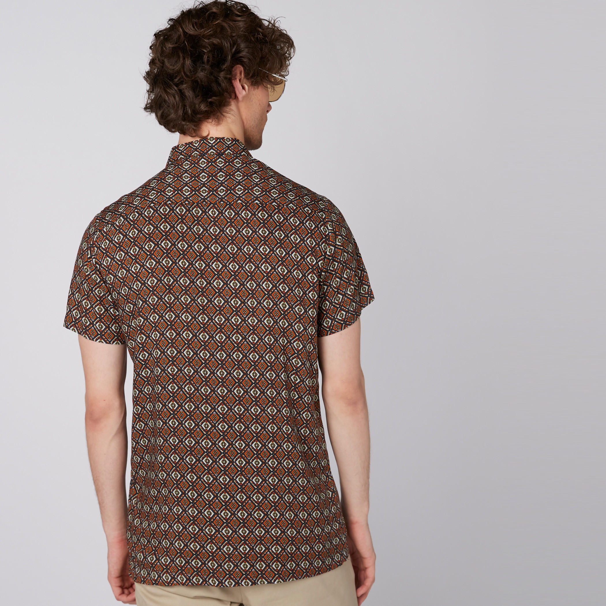 قميص بأكمام قصيرة وأزرار وطبعات-men-clothing-shirts-image-4