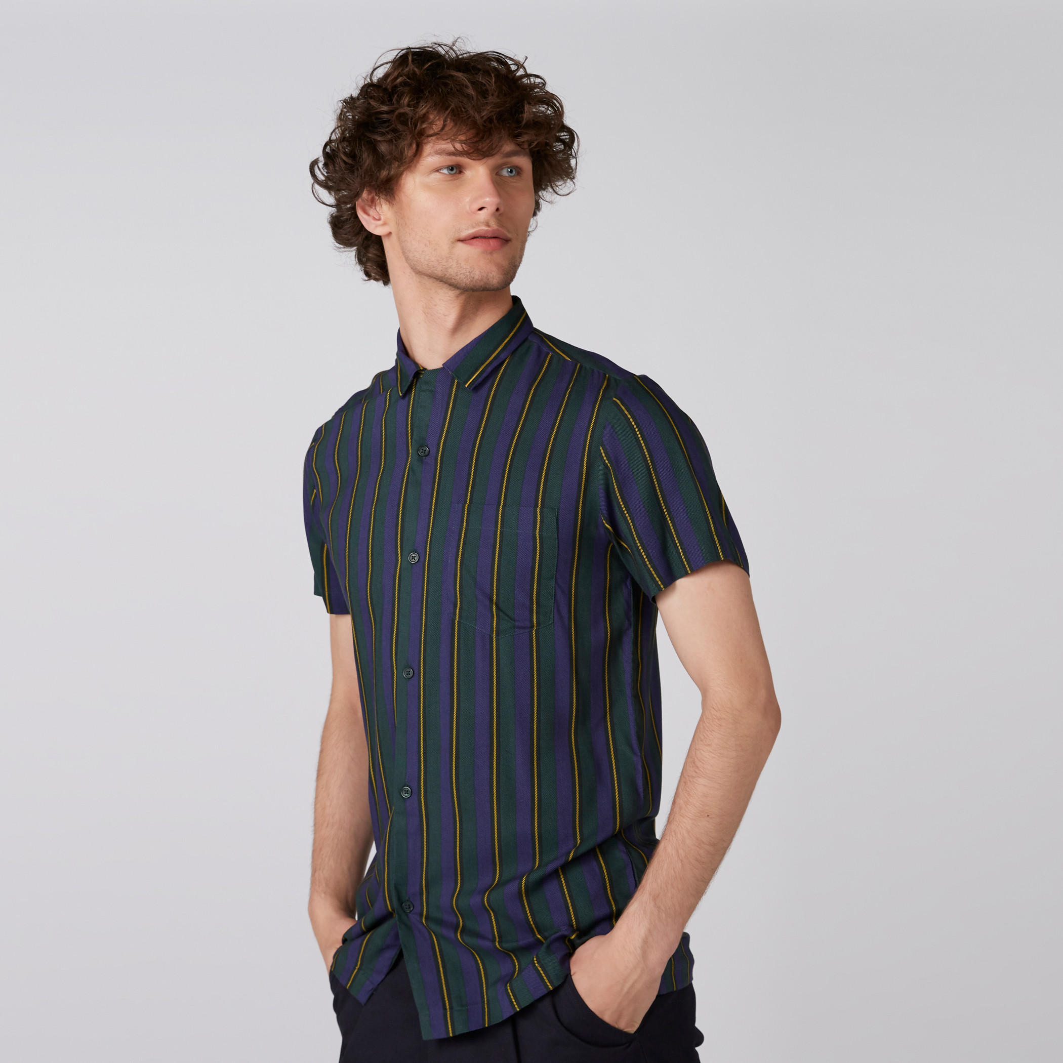 قميص مقلّم بأكمام قصيرة وأزرار-men-clothing-shirts-image-5