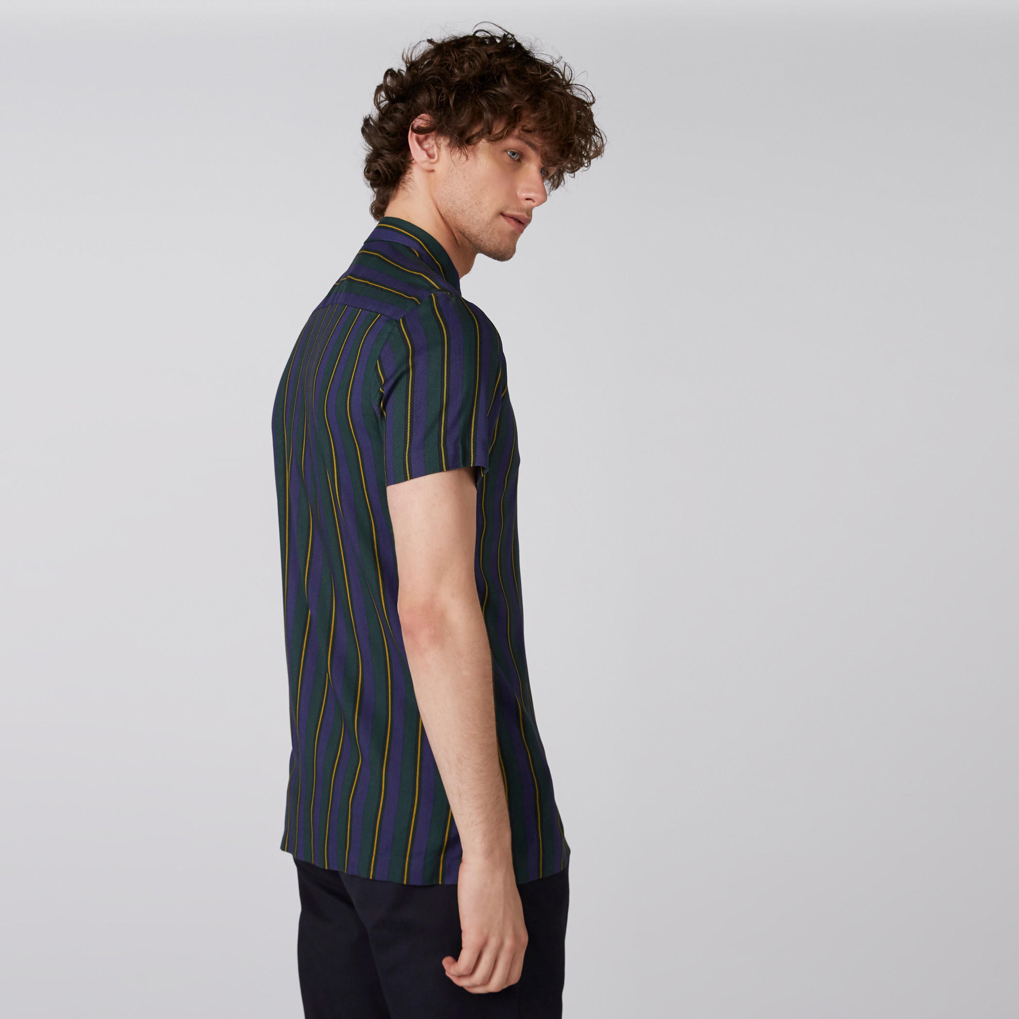 قميص مقلّم بأكمام قصيرة وأزرار-men-clothing-shirts-image-3
