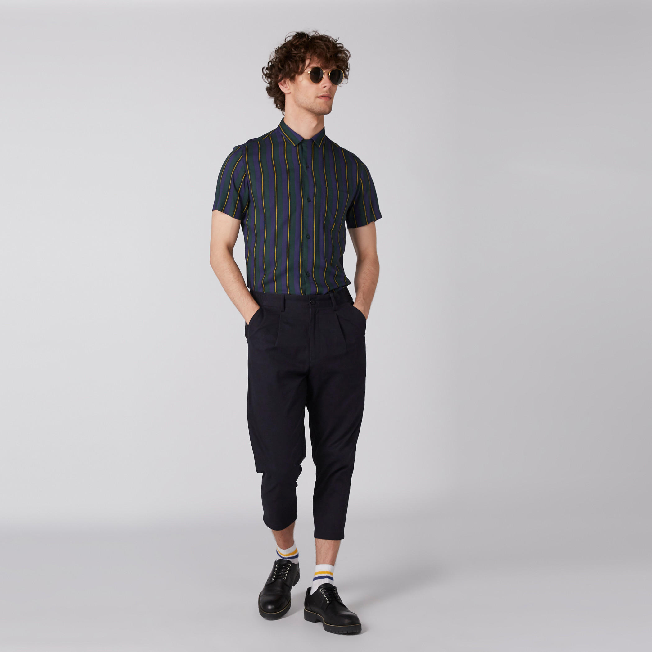 قميص مقلّم بأكمام قصيرة وأزرار-men-clothing-shirts-image-2